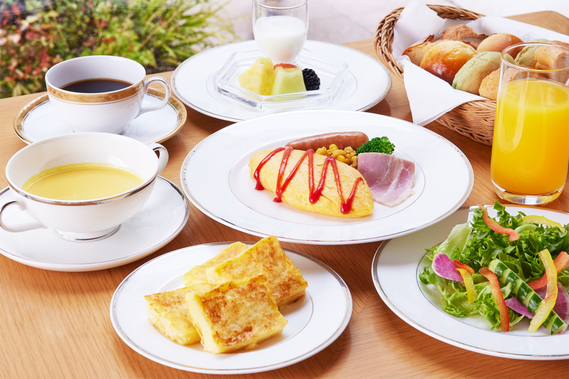 和洋中の豊富なメニューが揃う朝食ビュッフェ付き