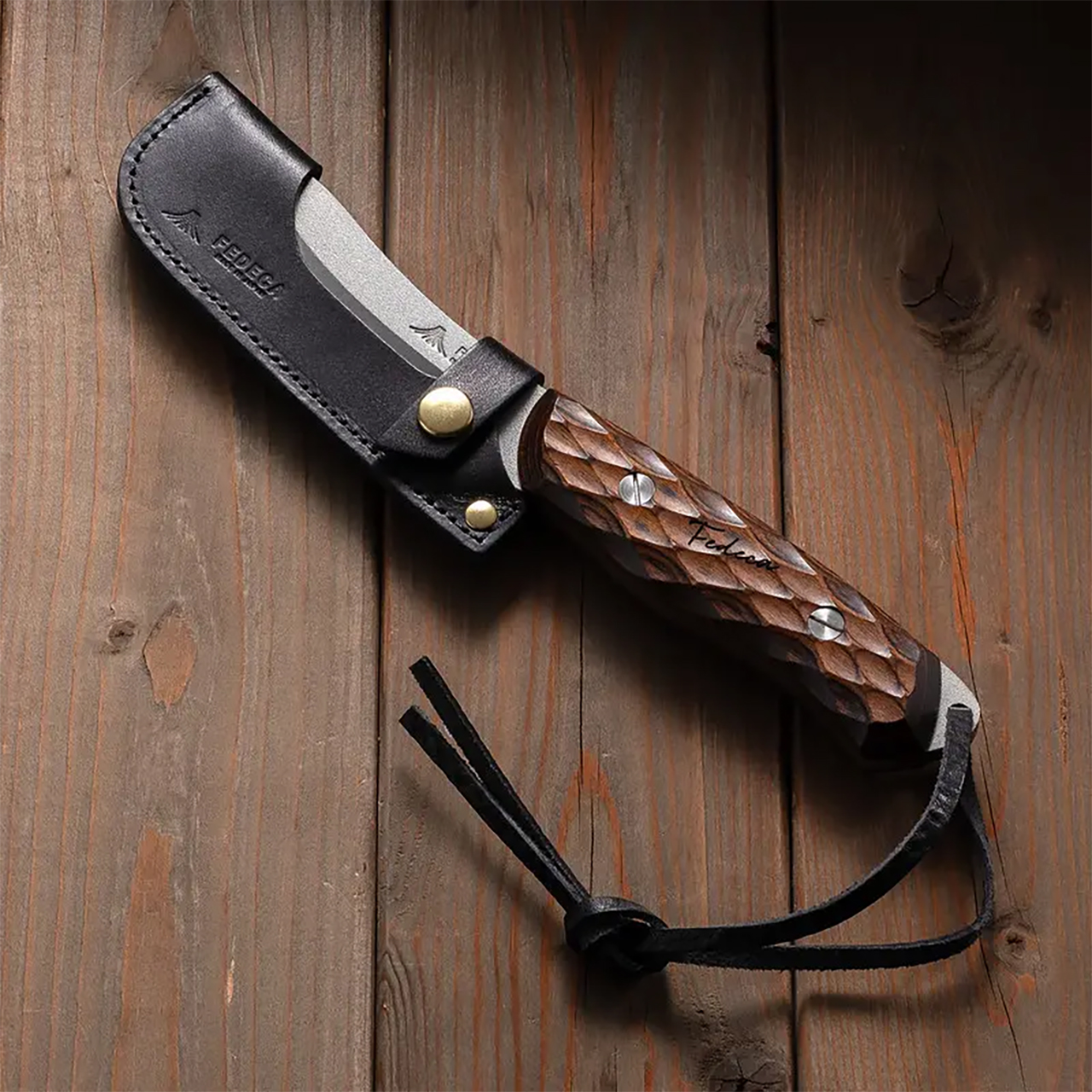 標準装備のレザーシースには姫路レザーを使用