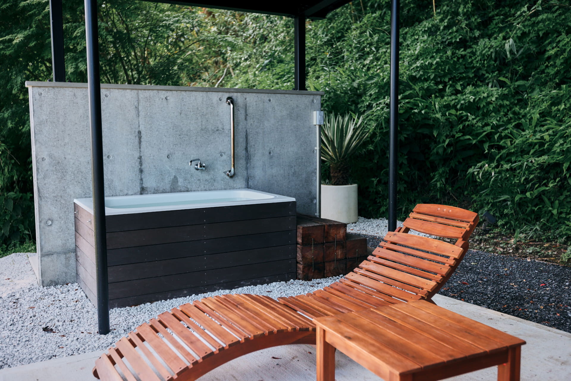 水風呂と外気浴スペース