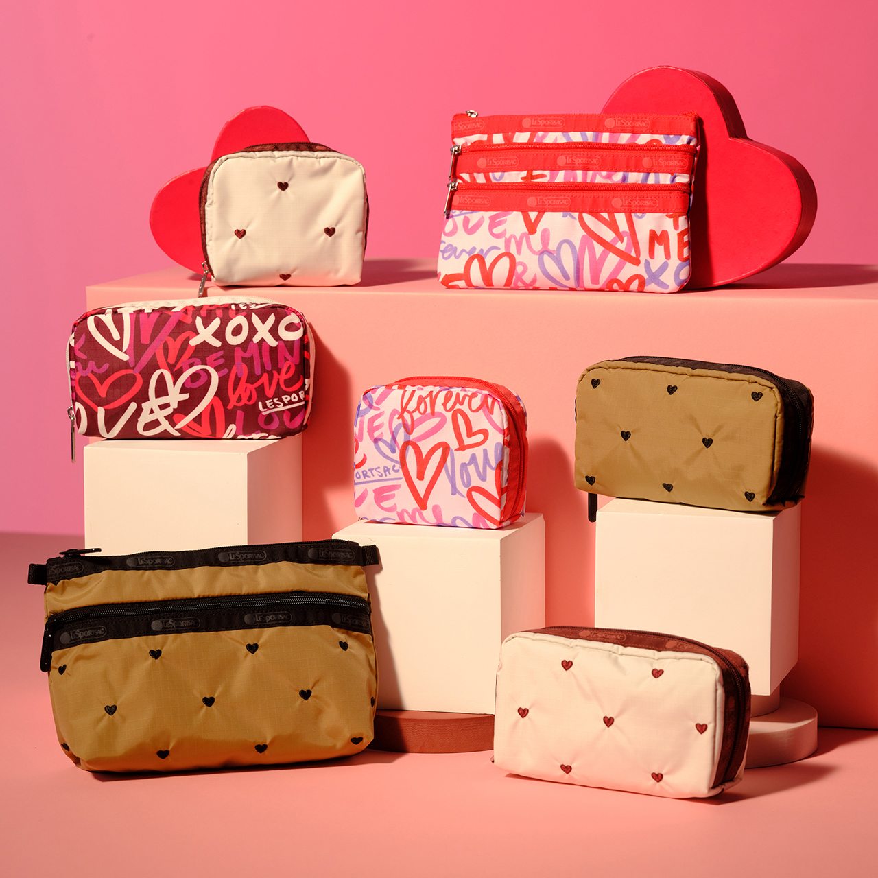 ポーチはさまざまなサイズをラインナップ