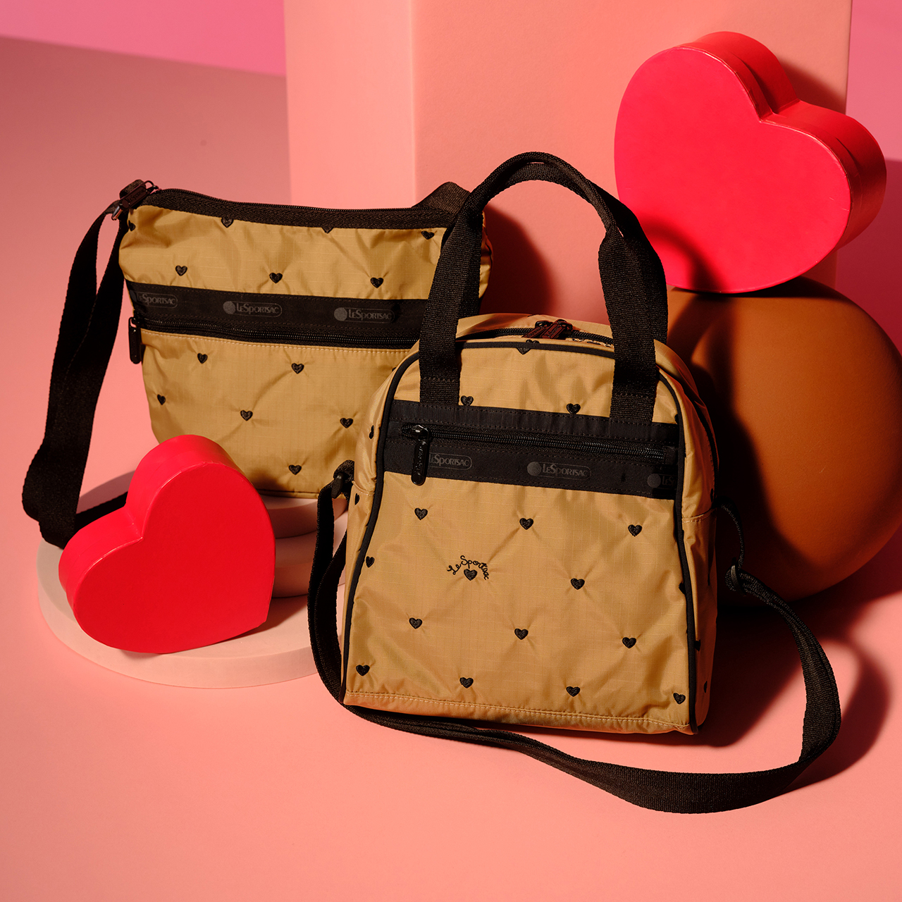 ショルダーのほかバックパックなども展開