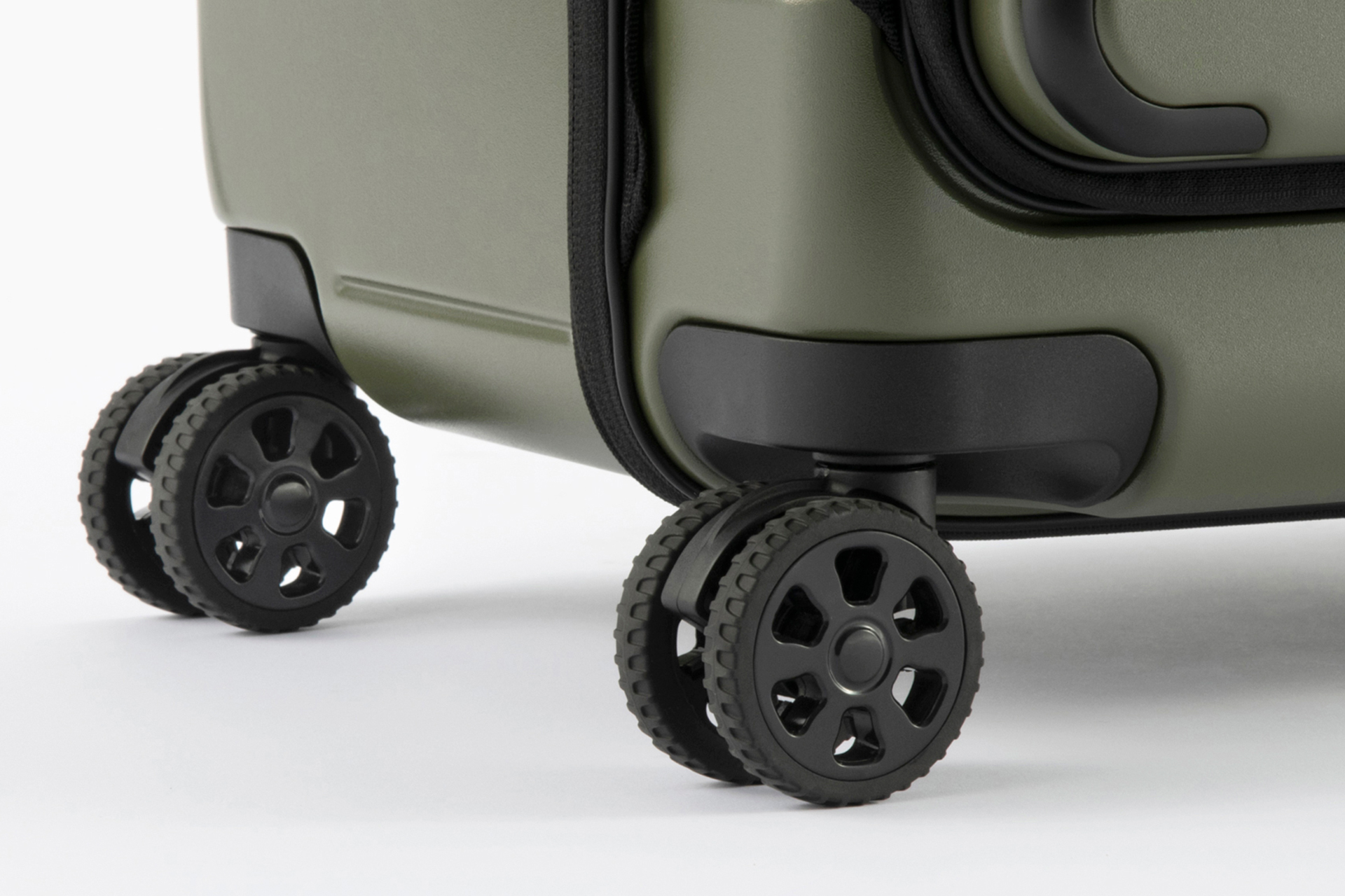 段差や悪路に強い「大型60mm双輪キャスター」を搭載