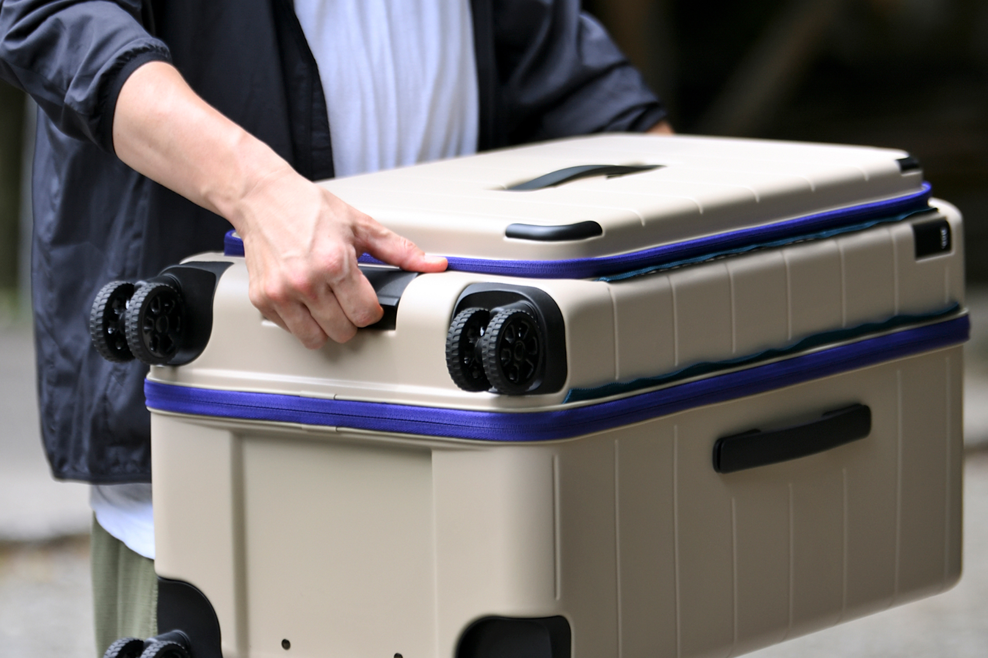 開閉時、移動時に指を掛けられる「アシストハンドル」を下部に搭載