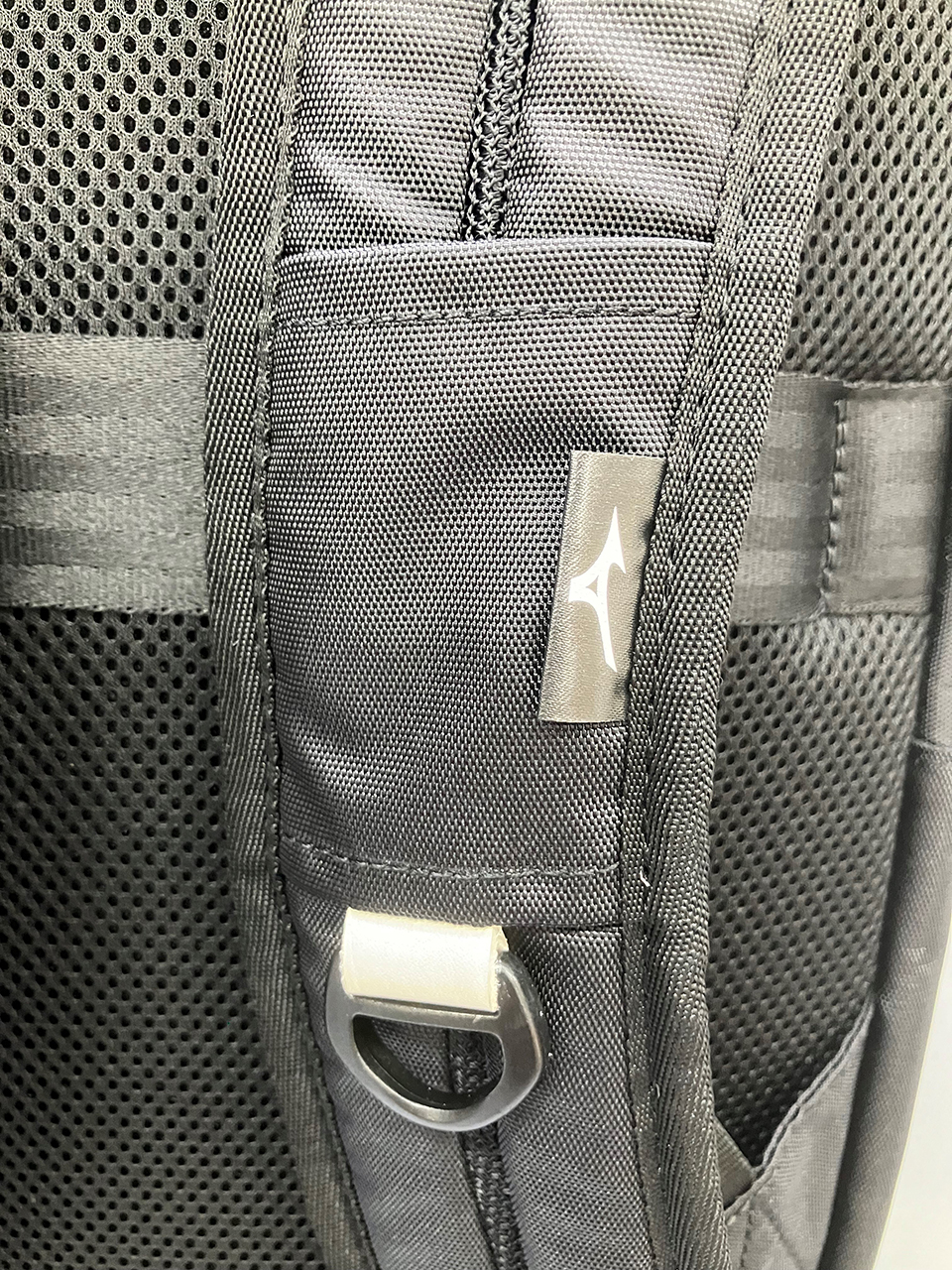 ショルダーベルトのDカンストラップには硬式野球ボールの革