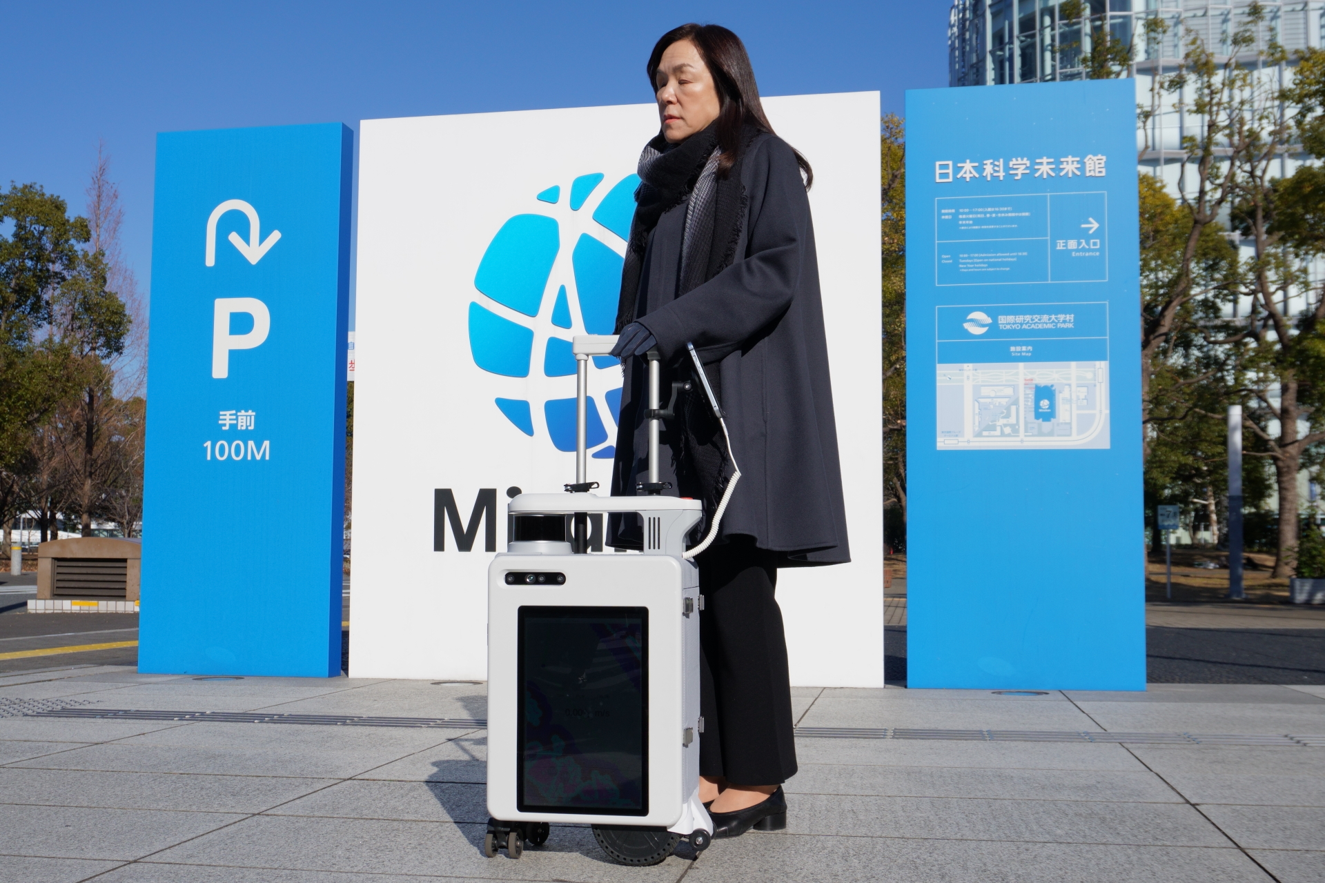 日本科学未来館を中心に開発している「AIスーツケース」の新モデル