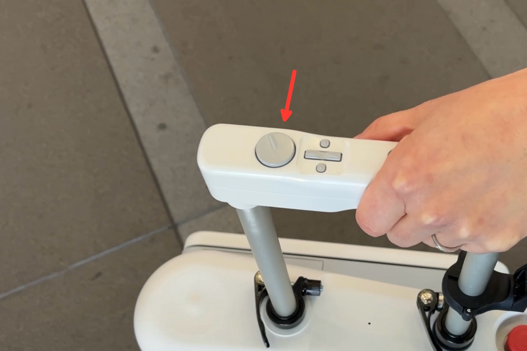 新モデルのハンドル。赤い矢印部分がディスク型方向提示装置