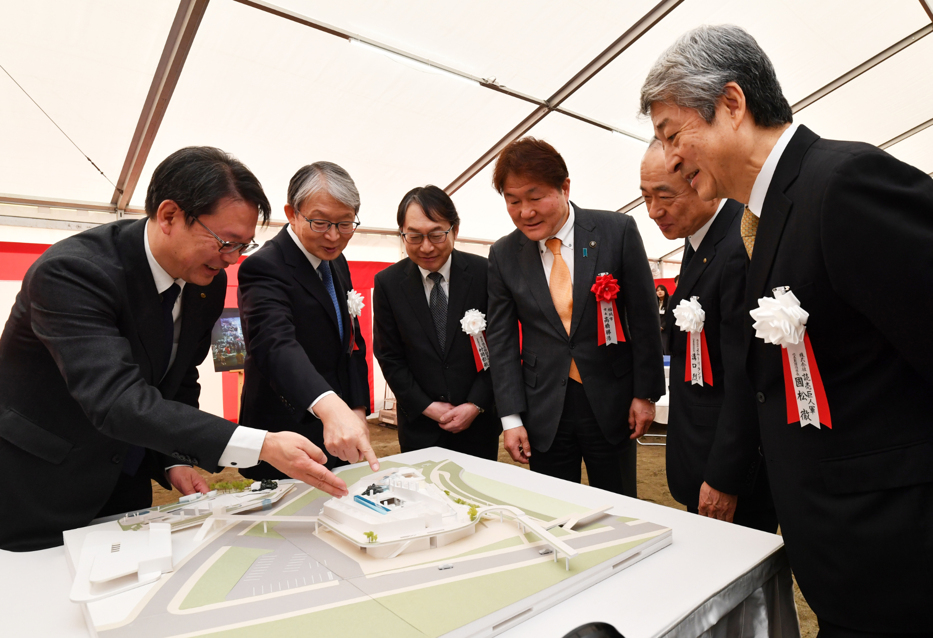 起工式には（写真左2番目から）読売新聞グループ本社 代表取締役 山口寿一氏、読売新聞東京本社社長 村岡彰敏氏、稲城市 髙橋勝浩市長、よみうりランド 代表取締役社長 溝口烈氏、読売巨人軍 球団社長 国松徹氏が出席