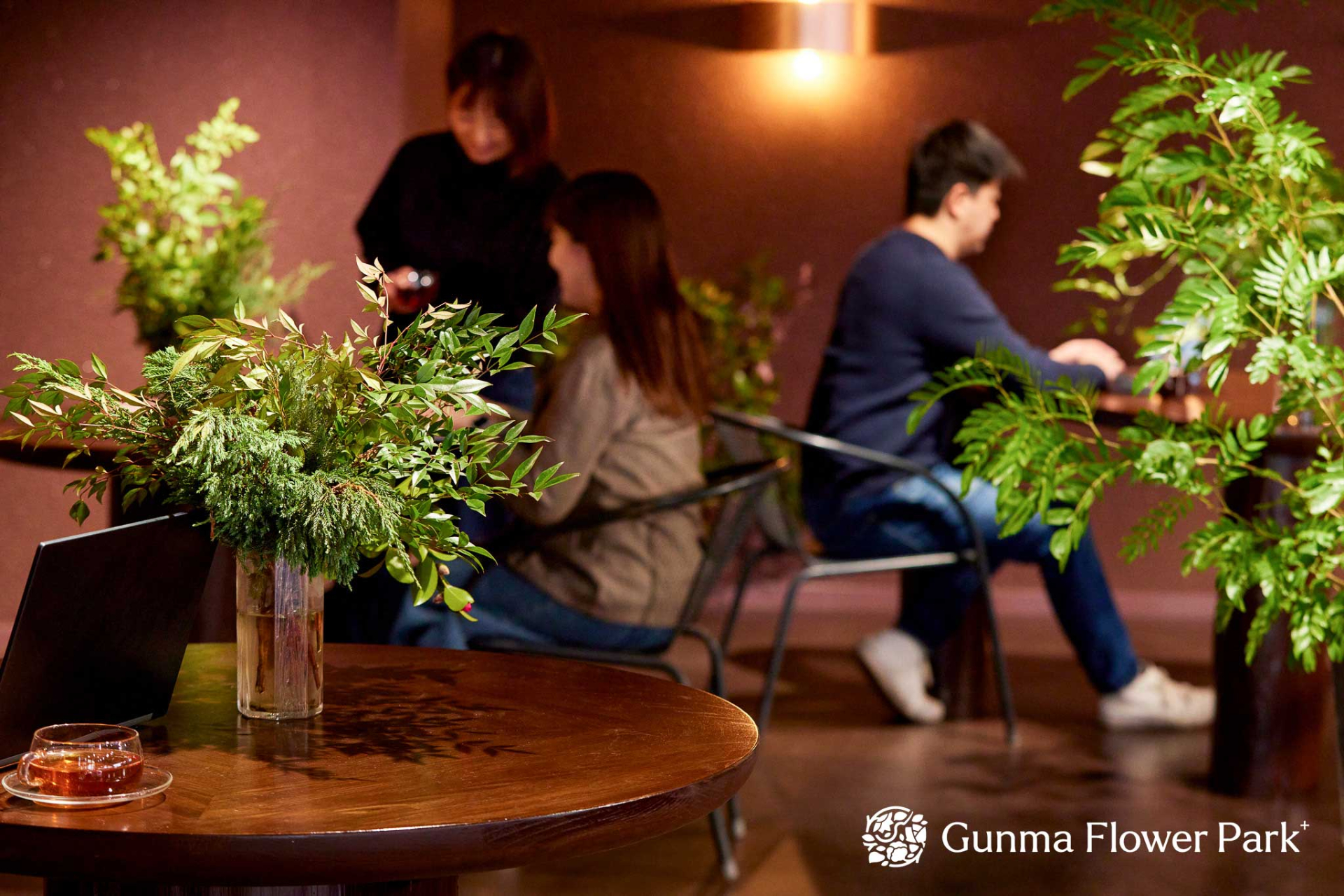 カフェだけでなく、公園内すべてがコワーキングスペース。貸出ポータブル電源を用意しており、花壇の前に座って作業を楽しむこともできる