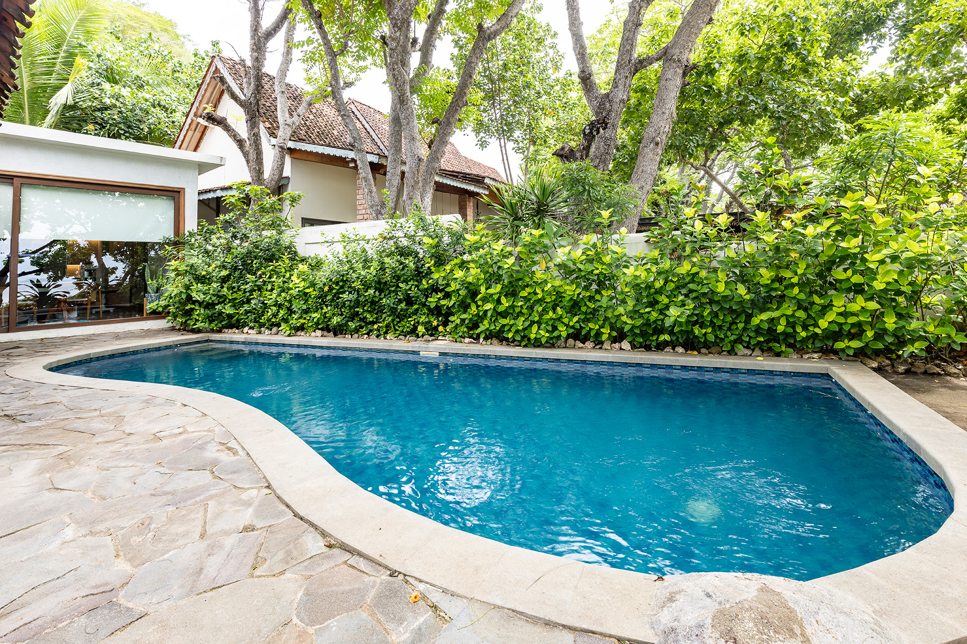 庭にはプライベートプール