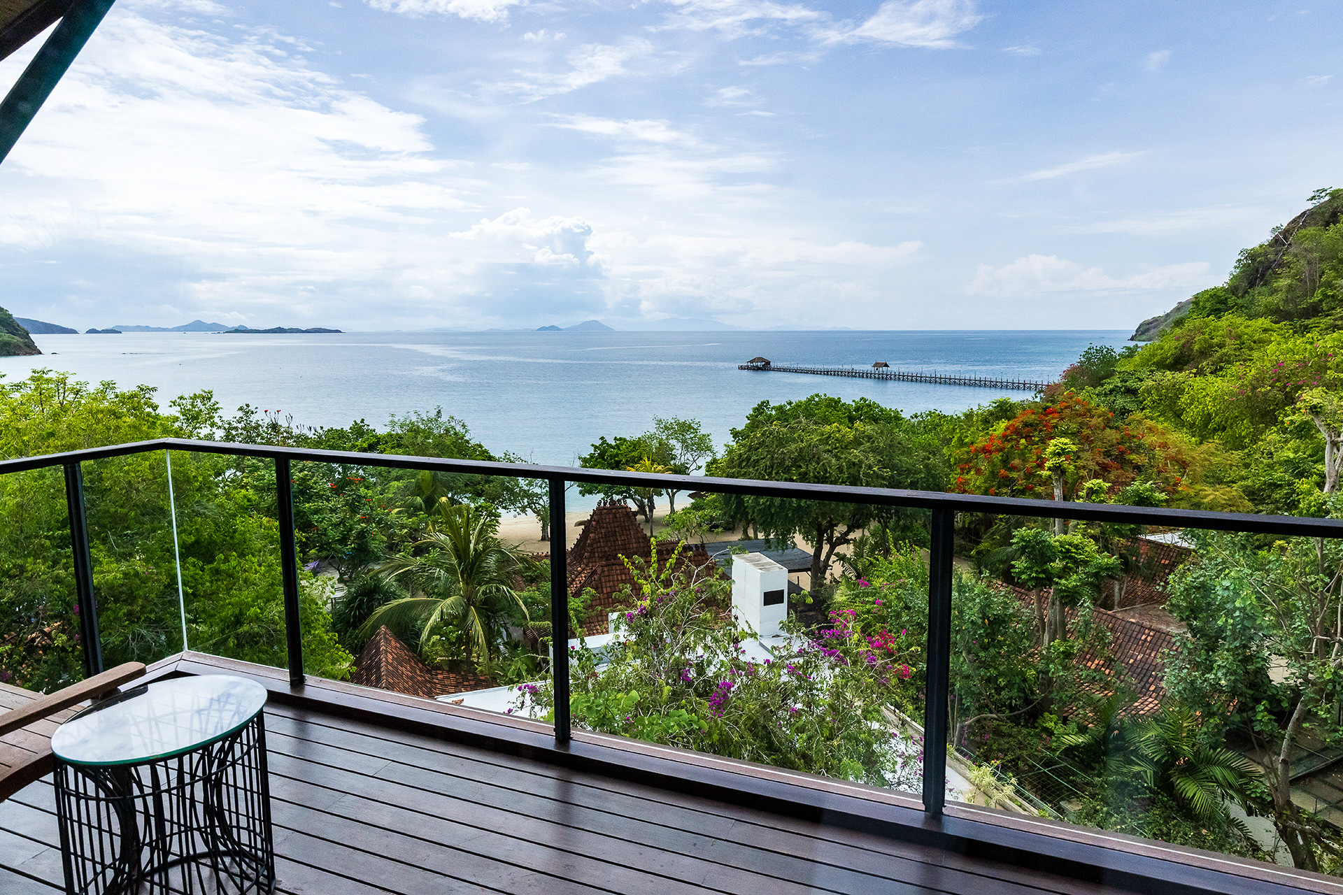 こちらもベランダ付き。海に沈む夕日を眺めることができる