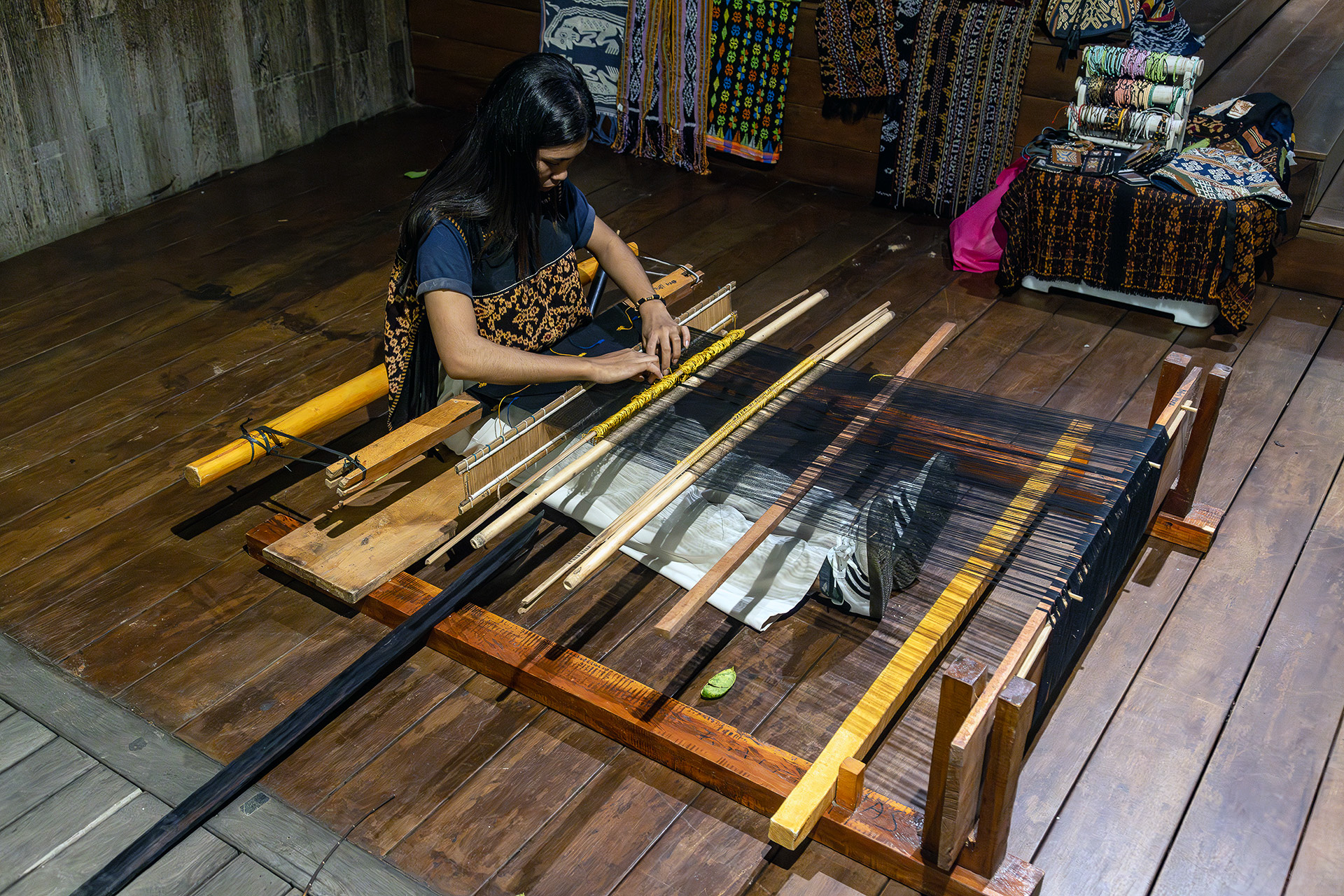 ここでの機織りは撮影できなかったのでホテルでの実演の様子を。基本的には縦糸に横糸を通していく昔ながらの手法だ。1日に織ることができるのは熟練者で7cm程度だという