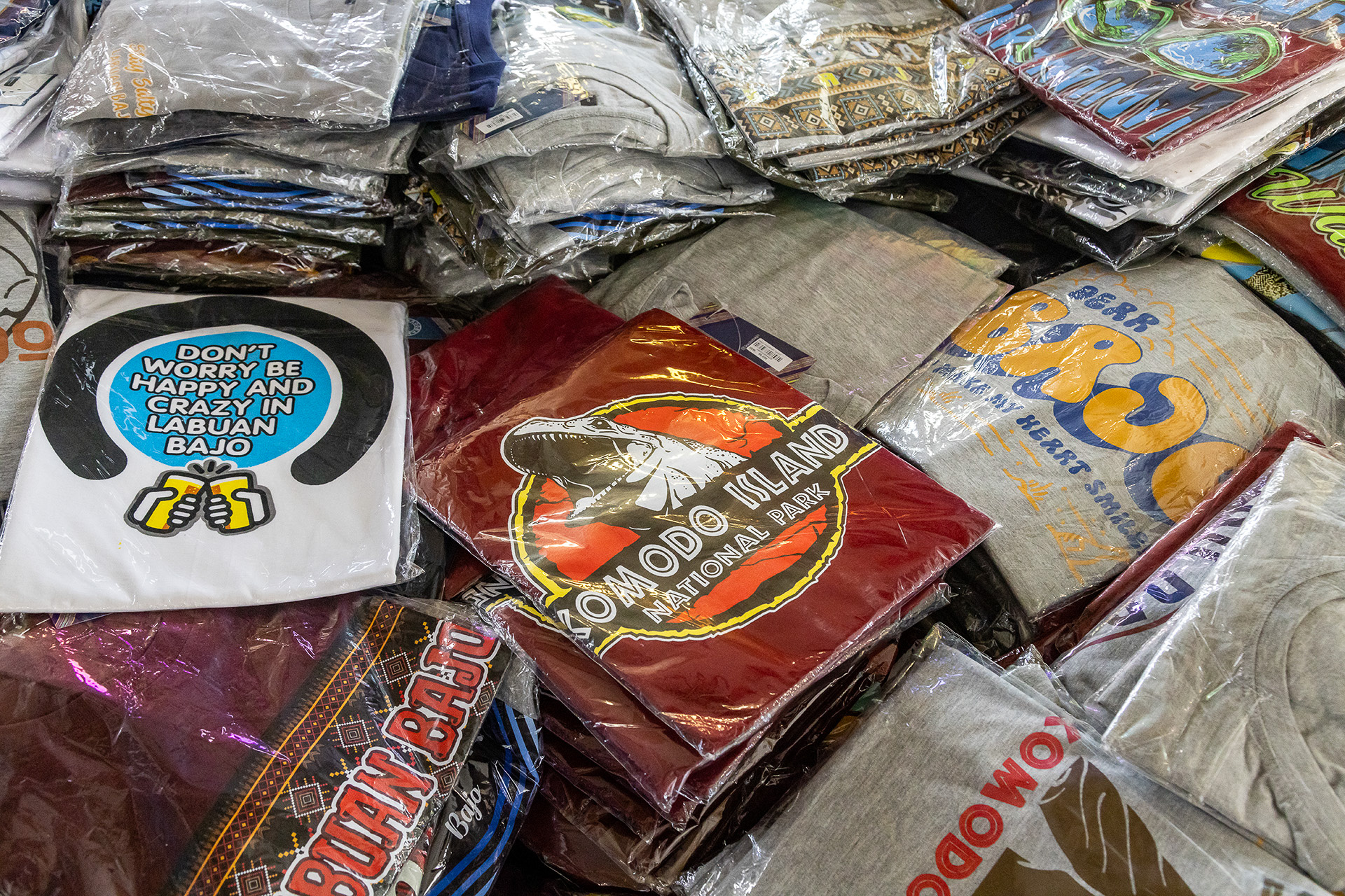 どこかで見たような柄のTシャツ。9900ルピアだったので思わず買ってしまった