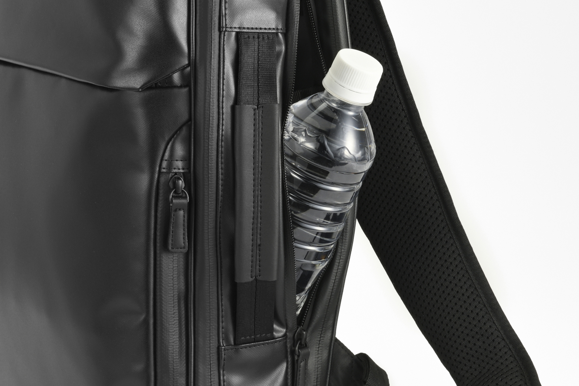 網棚に上げ下げするのに便利なサイドハンドル