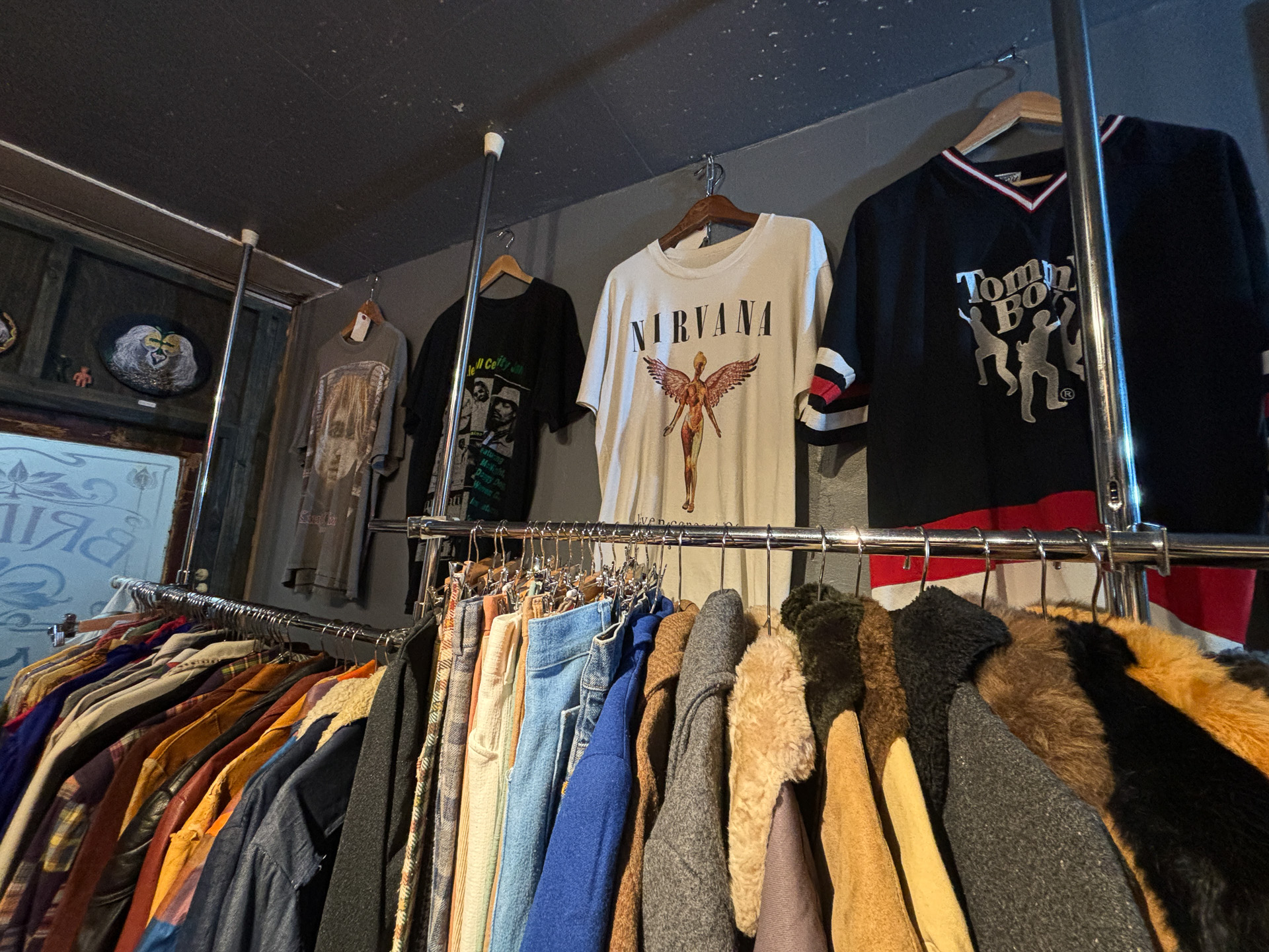 状態のいい古着、バンTも豊富