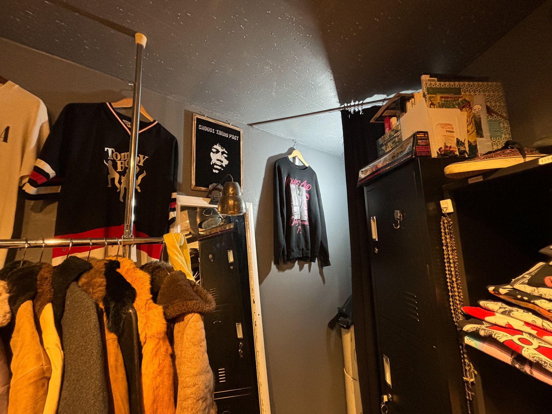 状態のいい古着、バンTも豊富