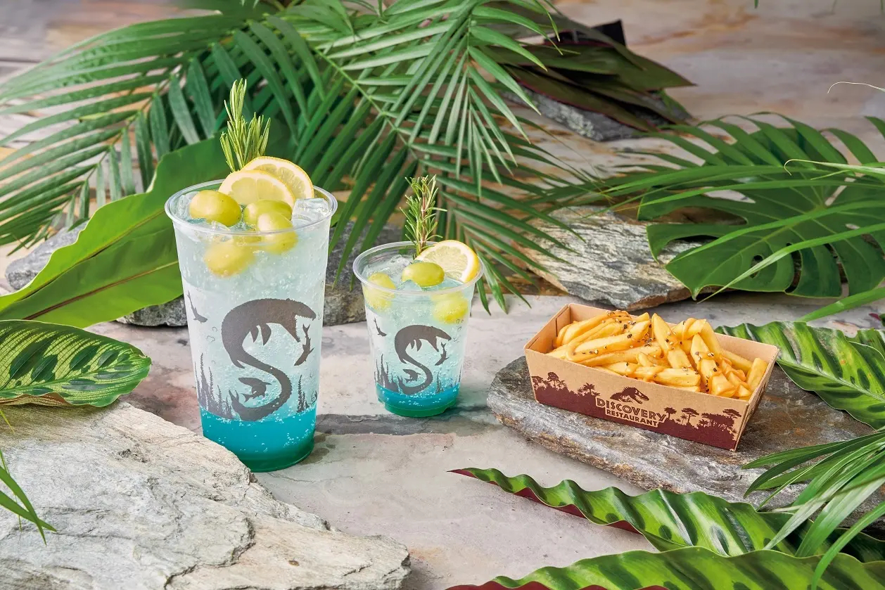 スペシャルドリンク 古代の海（左・中）、フライドポテト（右）