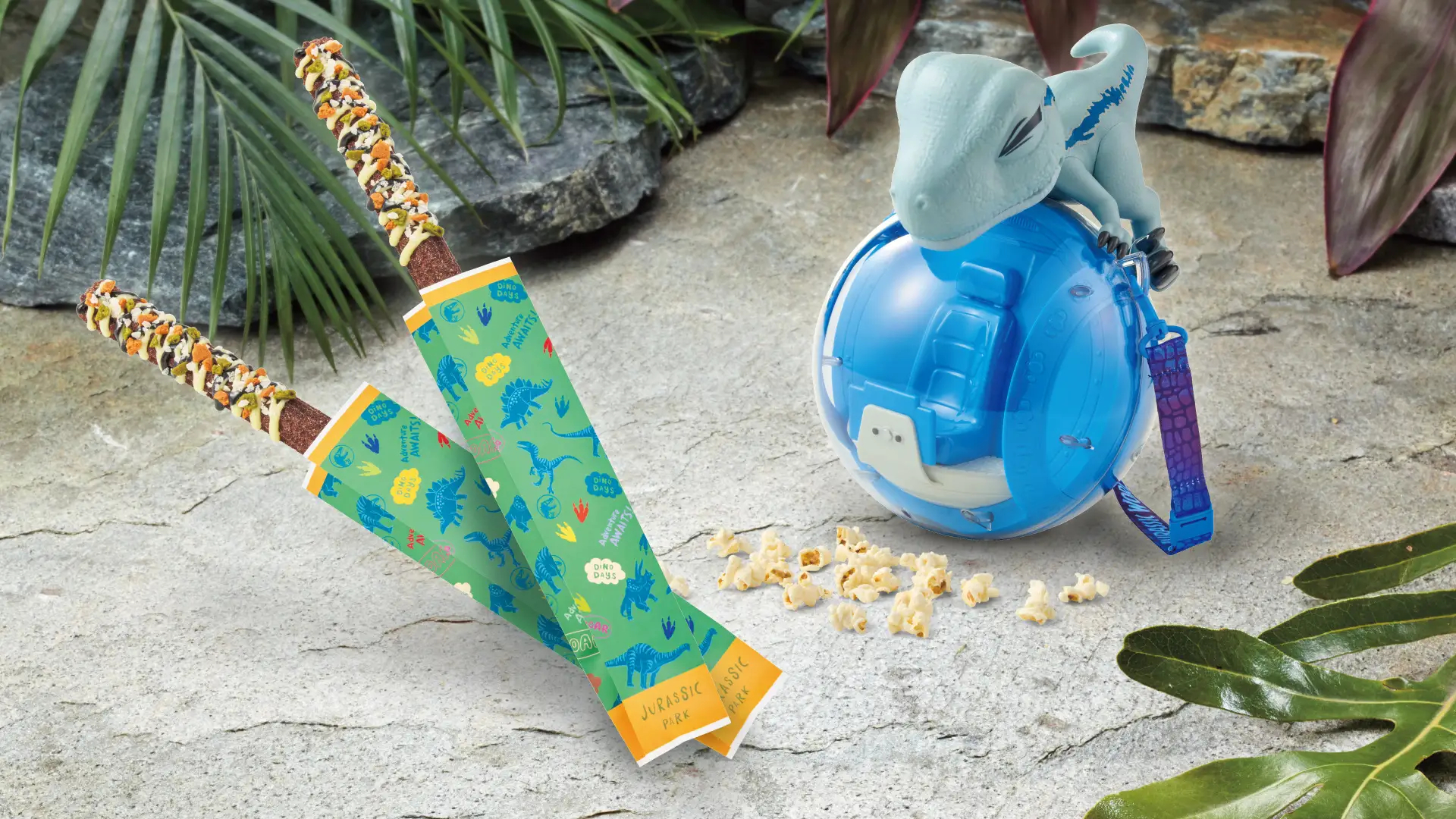 ジュラシック・パーク・チョコレートチュリトス（左）、ラプトル＆ジャイロスフィア・ポップコーンバケツ（右）