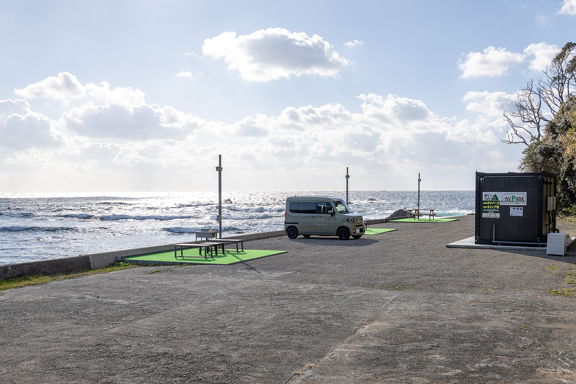 大平洋に面した海岸沿いにある「RVパーク 赤穂浦」。海岸線の脇道の突き当たりという地理的にもプライベート感ばっちりなので、海を眺めながらのんびりしたい人には絶好の立地だろう