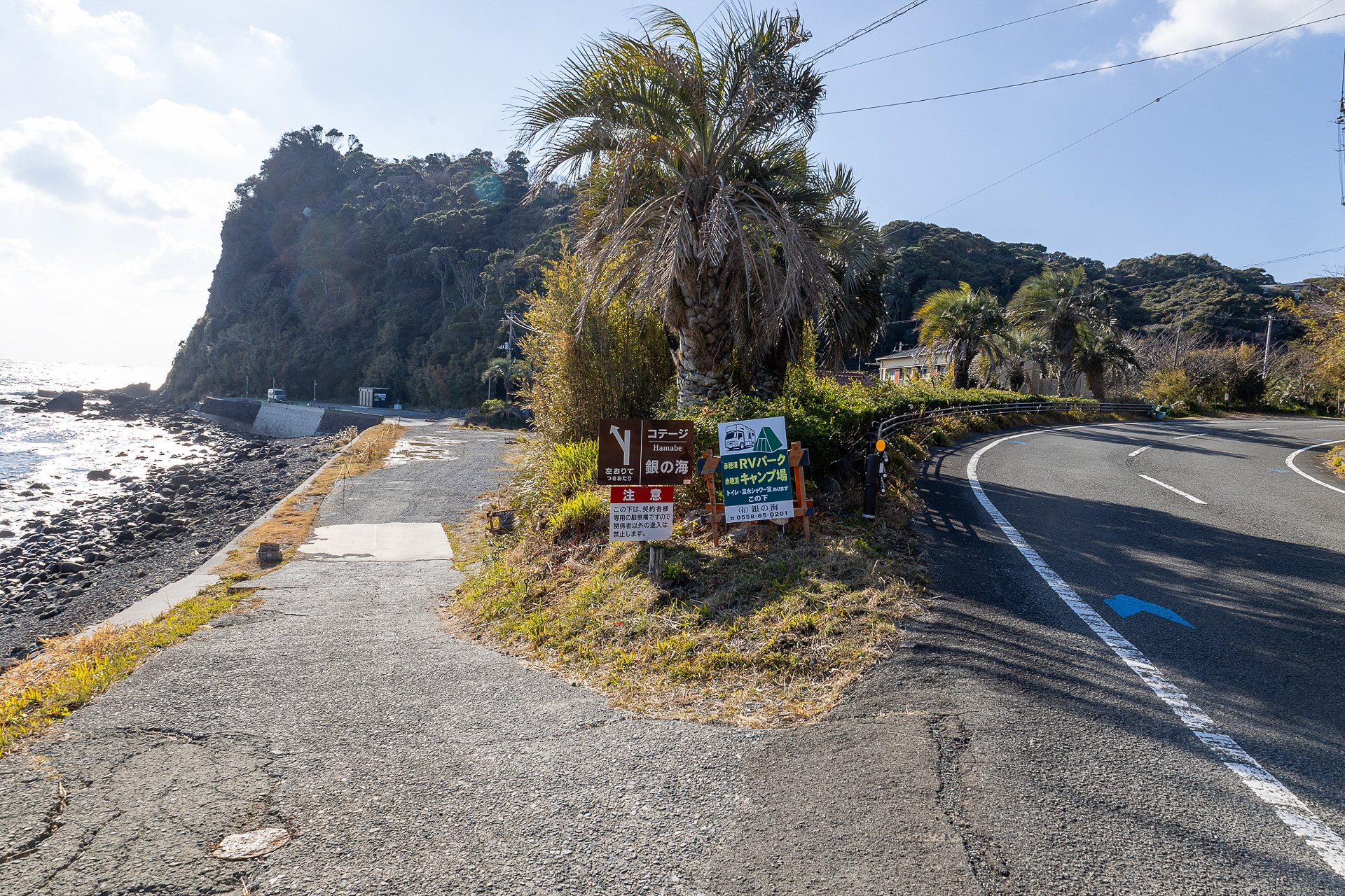 下田方面からきたときの光景。小さい看板があるのでそれを目印に脇道へ入っていく。チェックインは14時～21時、チェックアウトは6時～11時となっている。ペットを連れての利用はOKだがノーリードはNG