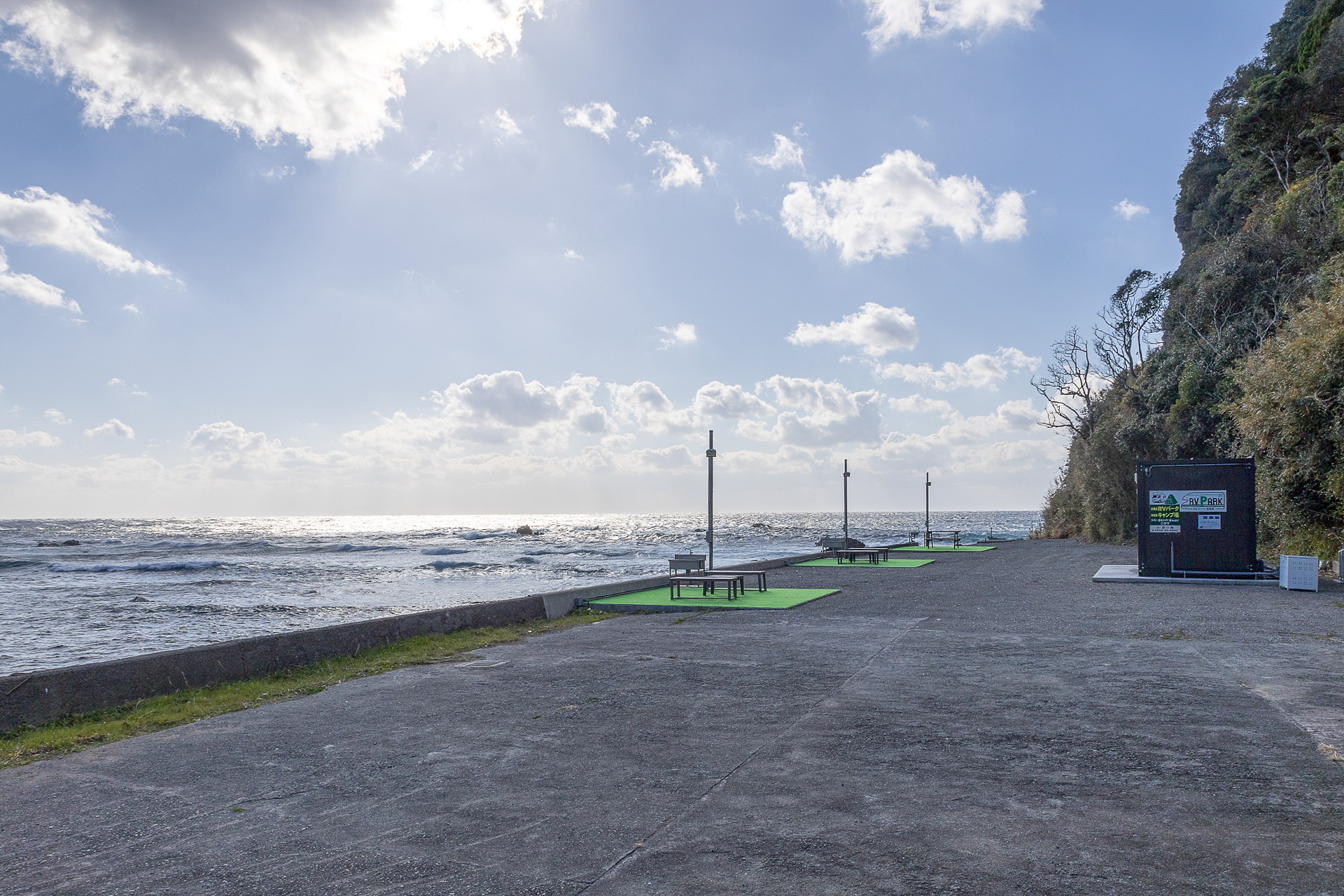 RVパークの全景。ポールが立っているところがサイト。すべてのサイトが海沿いになるので、どこを選んでも眺望に差はない。右に見えるのはトイレとシャワーがある建屋