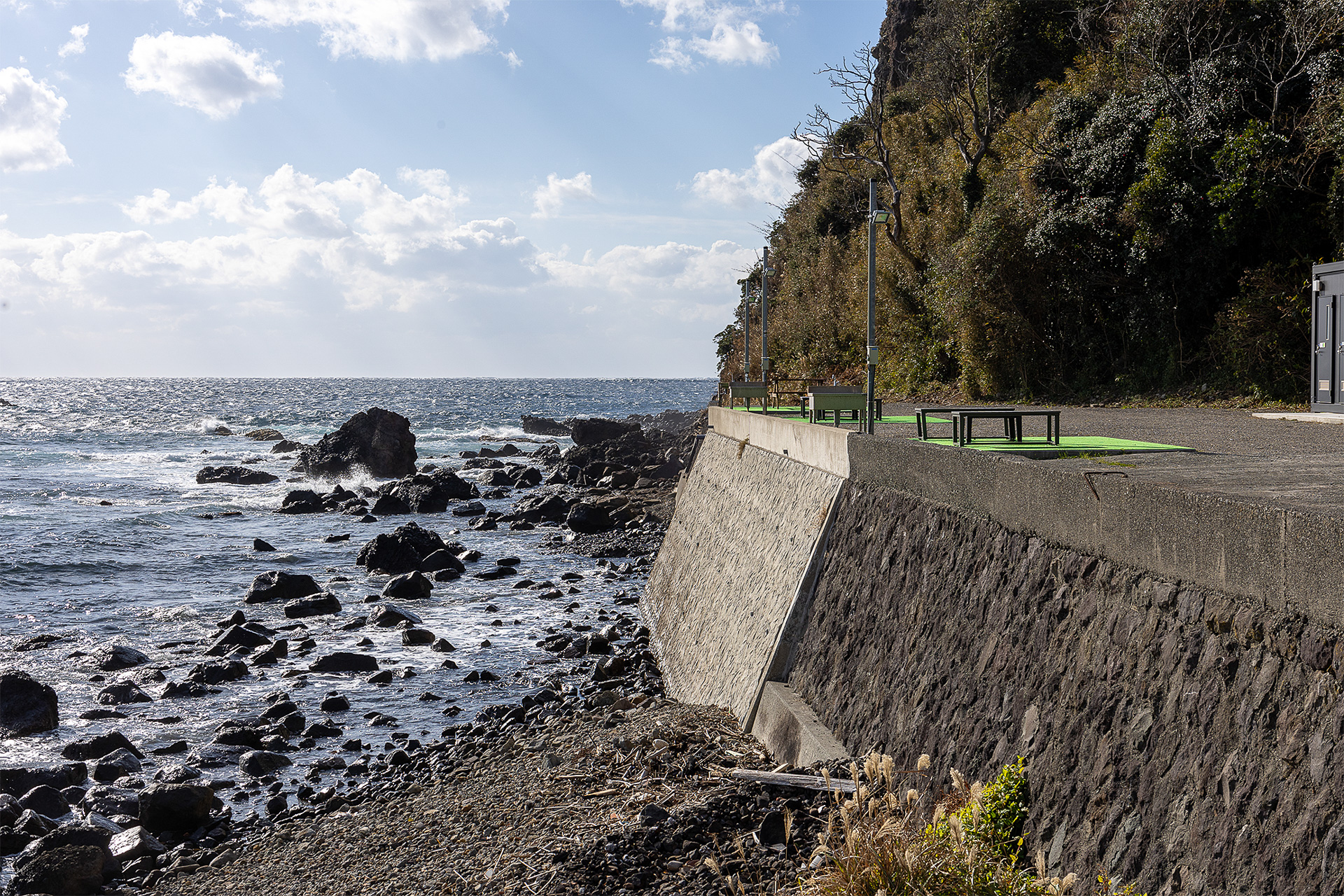 どのサイトも海の真横になる。普段は波が敷地にかかることはないが、外洋沿いなので台風など海が荒れているときなどは安全確保のため休業になるという