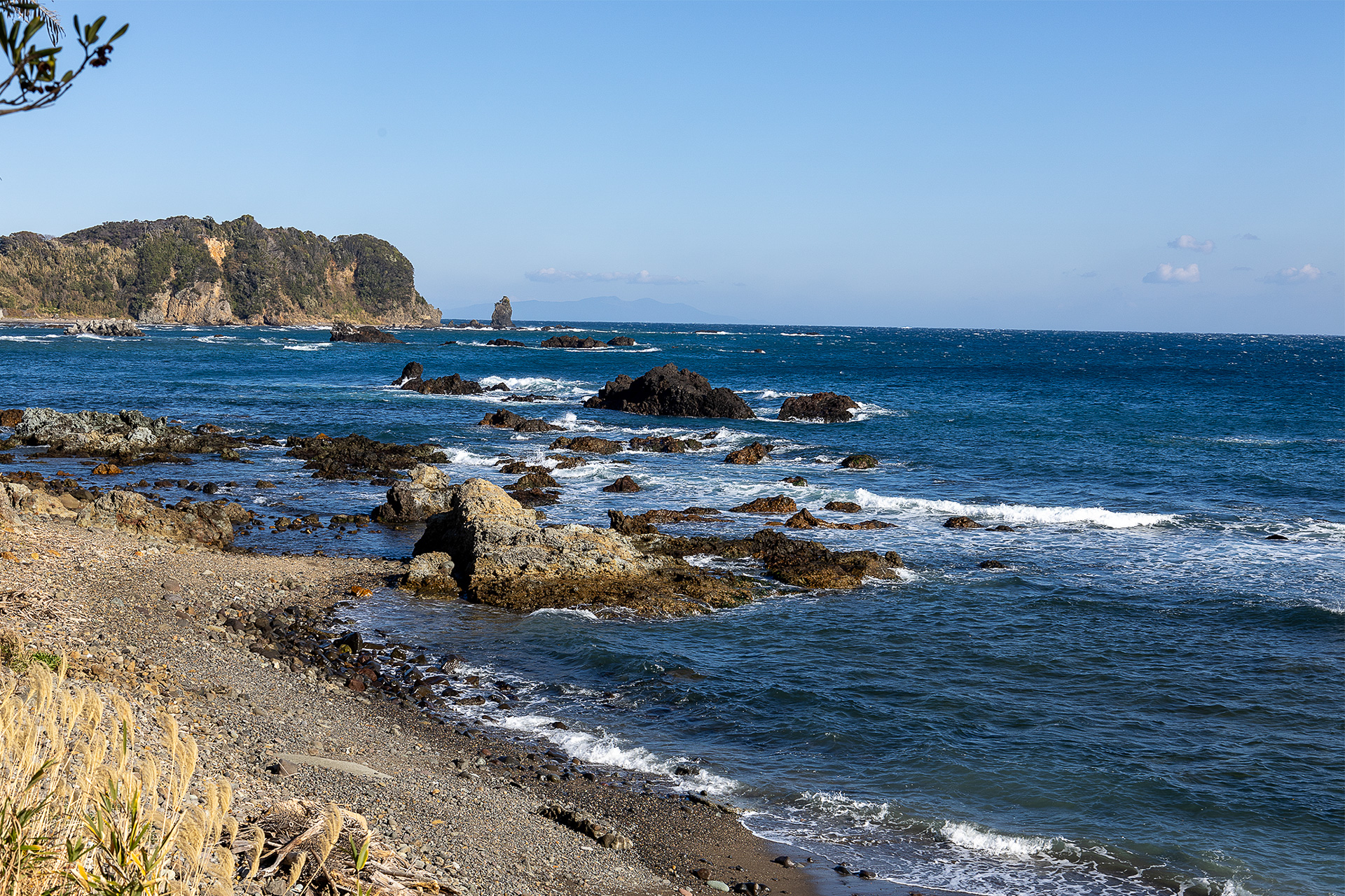 サイトから下田方面を見る。夏場は岩場で海遊びもできるそうだ。ただ、岩場より外は潮の流れが速いので泳ぐには適していない