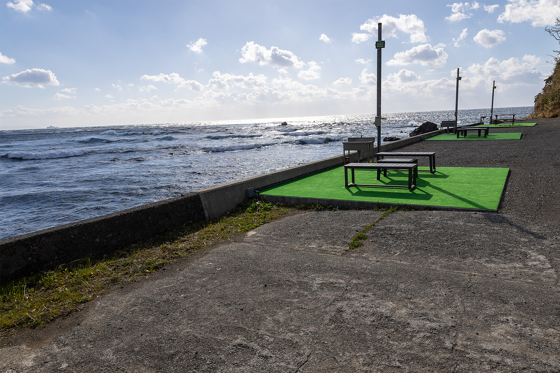 サイト1のみ駐車スペースの路面がコンクリートになるので、ペグ打ちはできない