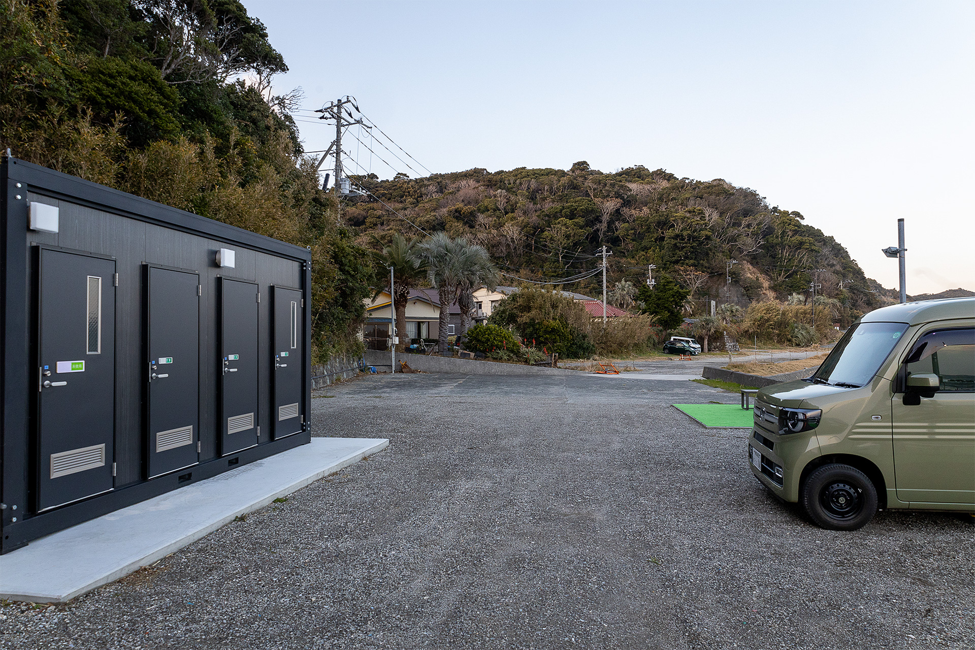 トイレ棟があるので通路スペースが建物分狭まる。軽自動車で写真のような感じ