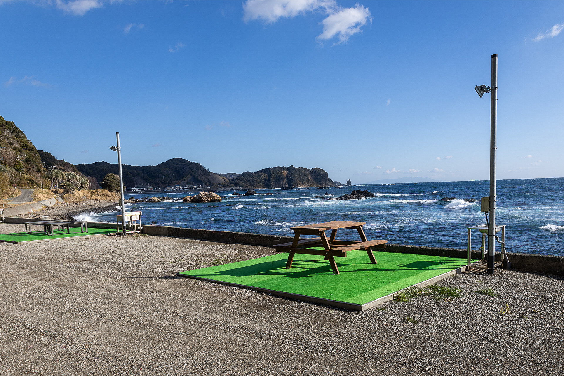 サイト3のみイスとテーブルの形状が違っていてテーブルが高くなる。食事ではこちらの方が使いやすそうだ。