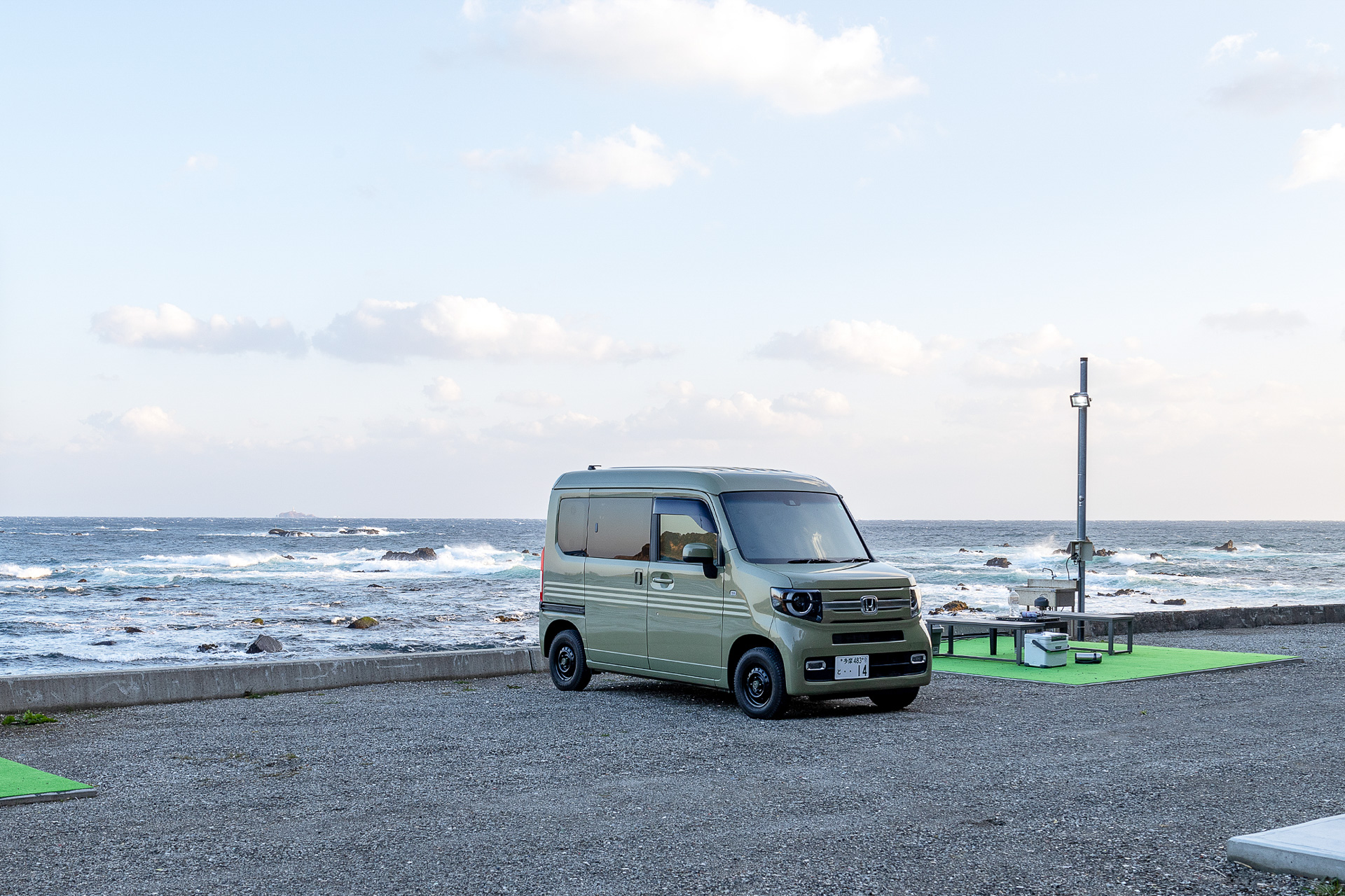 サイト2を使わせてもらった。デッキに寄せて海に沿って停めてみたところN-VANがもう1台入るくらいの余裕がある