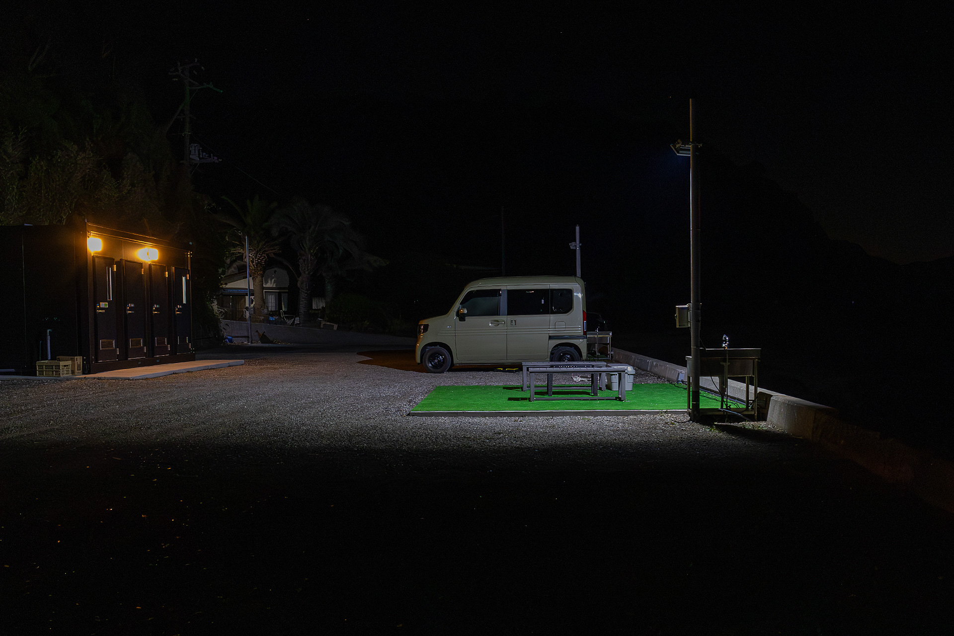 ポールからLED照明が点いた状態。高い位置から照らすので十分な明るさがあってもまぶしさはない。光が広がり過ぎないので隣のサイトに影響しないのもいい