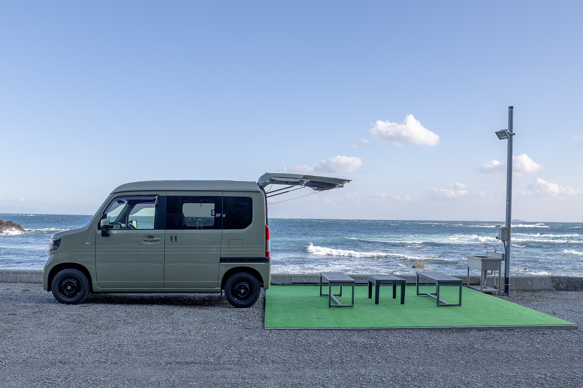 電源とクルマを停めるスペースが離れているので延長コードはあった方がいい。貸し出しはないので持参すること。長さはクルマの停め方によって必要な分が違うので、前掲の見取り図とサイトの写真から想像してほしい