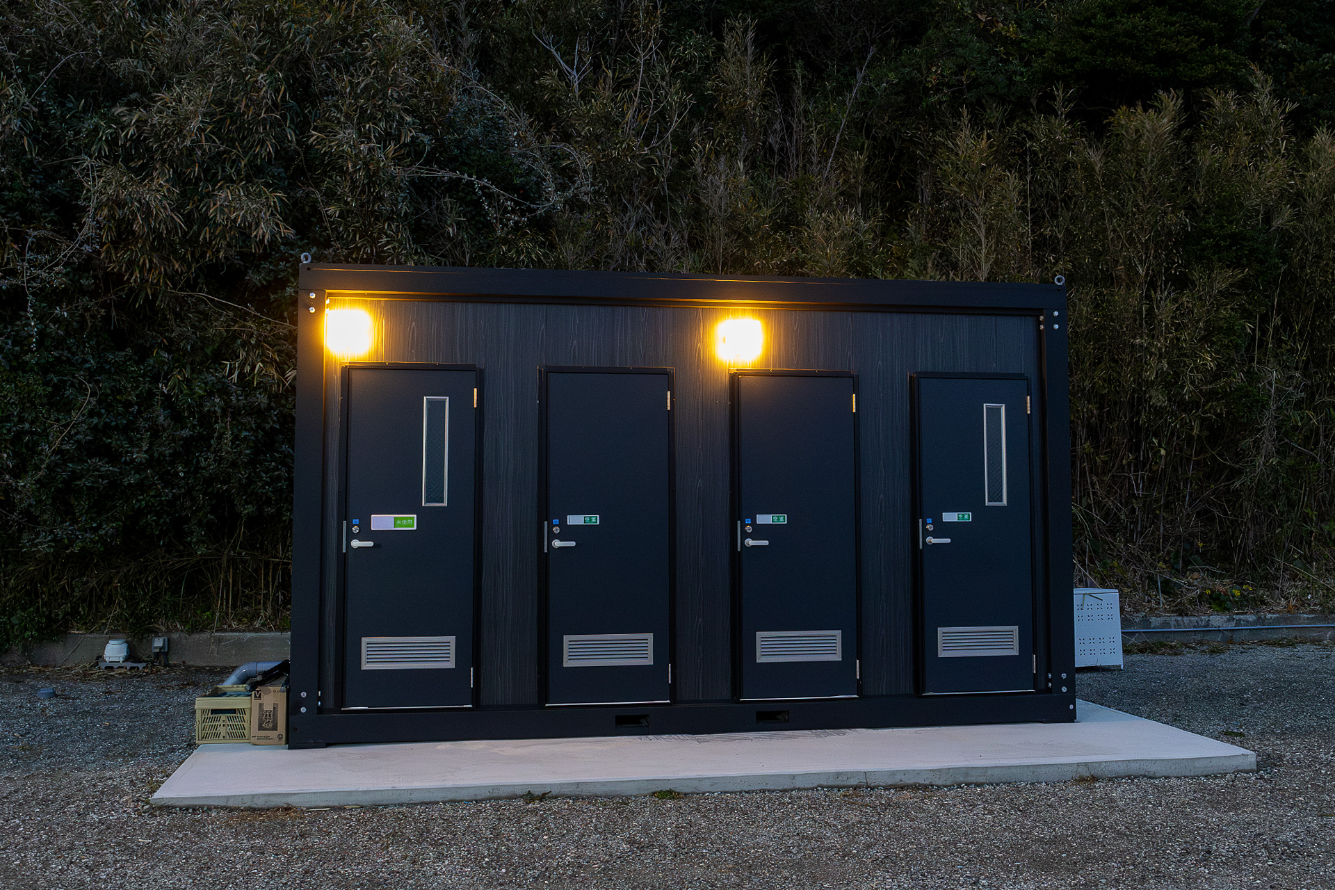 暗くなると人感センサー付きライトが点く