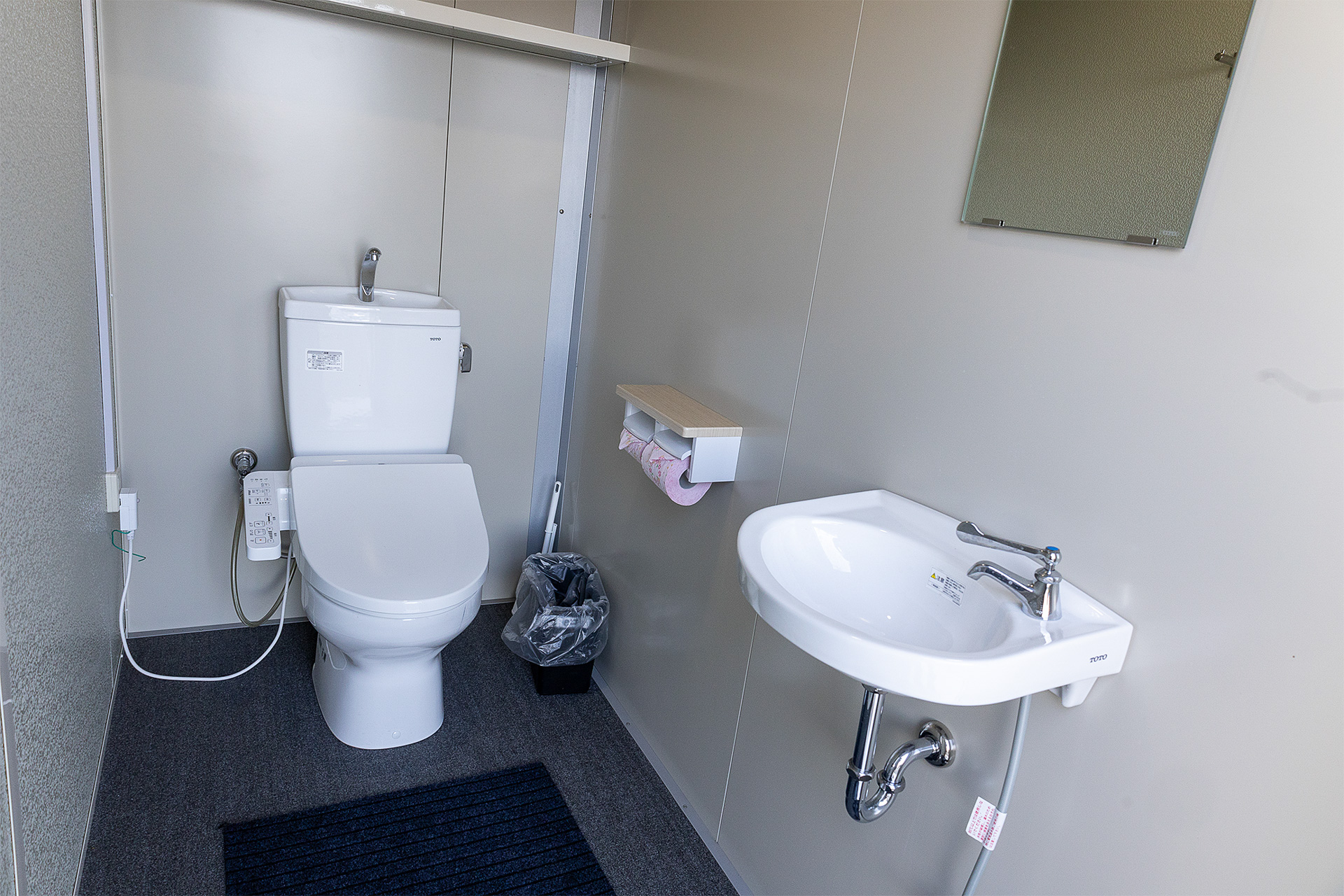 2つのトイレの作りは同じ。手洗いと鏡がある