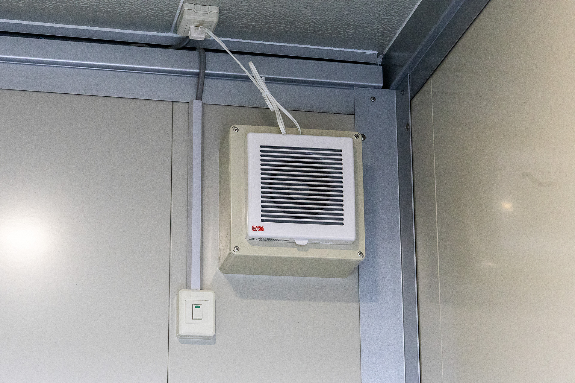 換気扇も付いている。夏場では熱気抜きにもなる