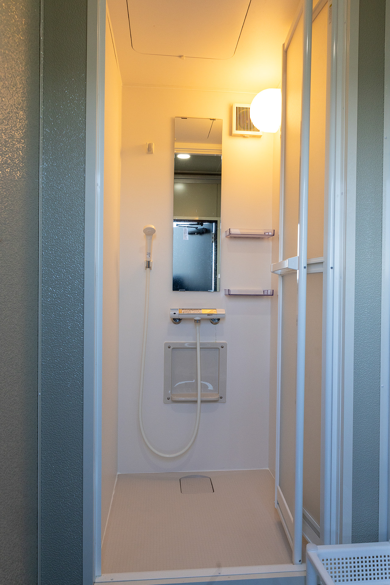 シャワールーム。タオル、ボディソープ、シャンプーなどはない