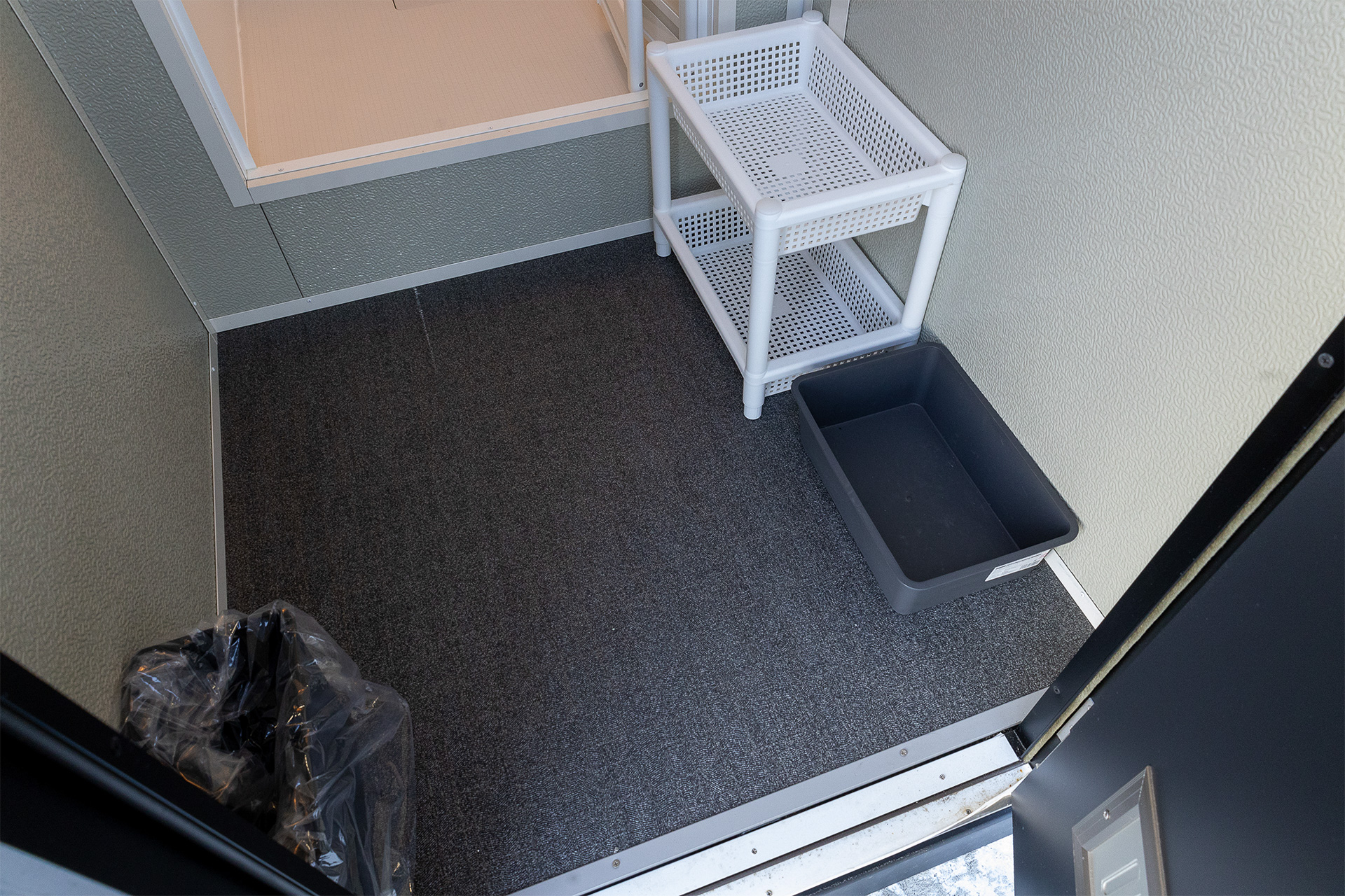 脱衣スペースは十分な広さ。共有設備なので使用後は次の人が気持ちよく利用できるよう簡単な清掃はしたい