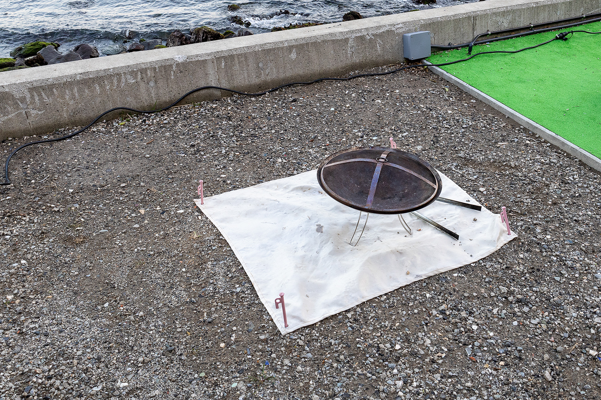 サイト内であればたき火はOK。ただし直火はNGでたき火台使用がルール。デッキの上でのたき火はNG。なお、薪の販売はない。今回は風が強かったのでたき火は行なわなかった