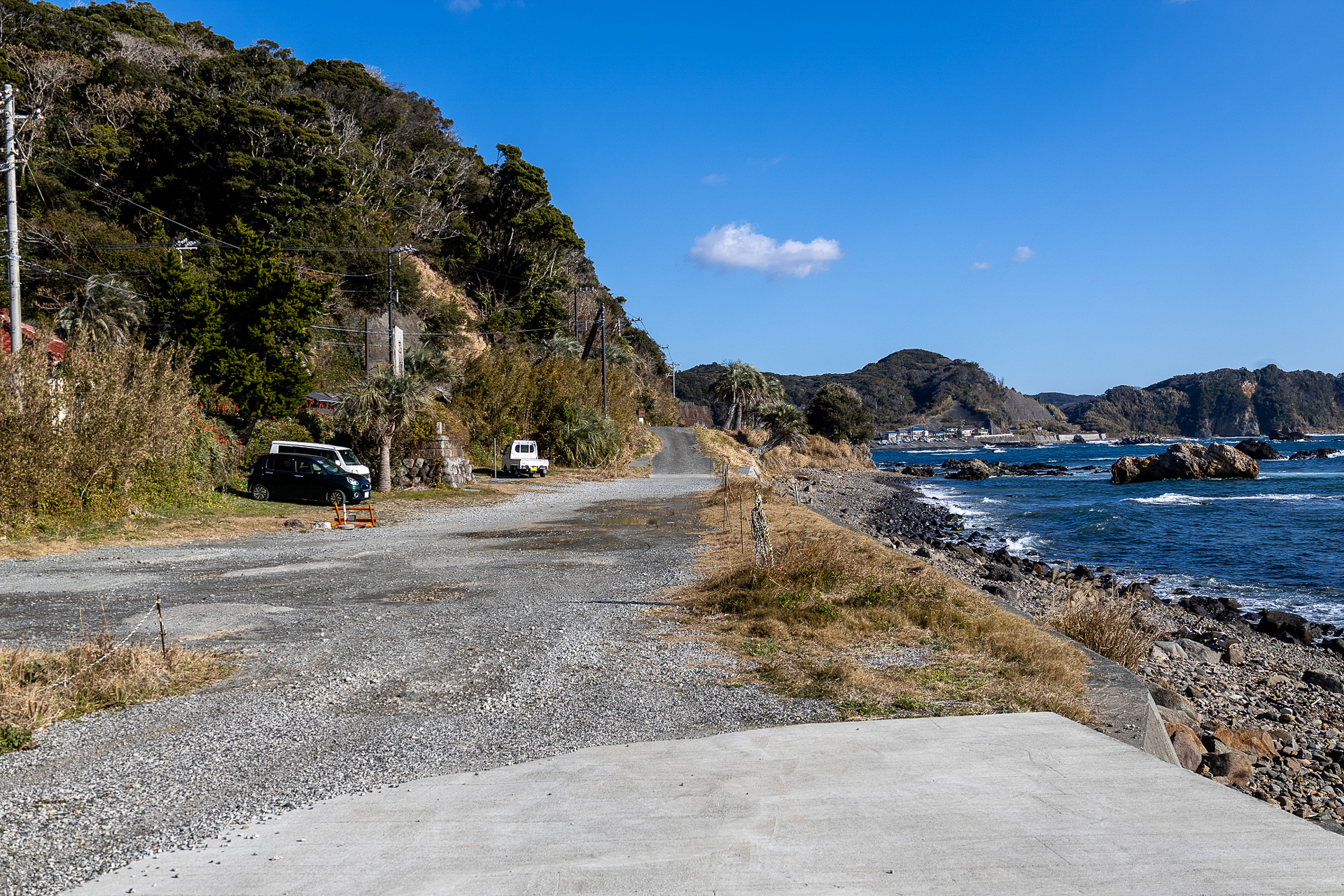 国道まで離れているのでクルマの音は聞こえない。付近に建物はあるが漁業用の施設だったりするので夜間の人気はない
