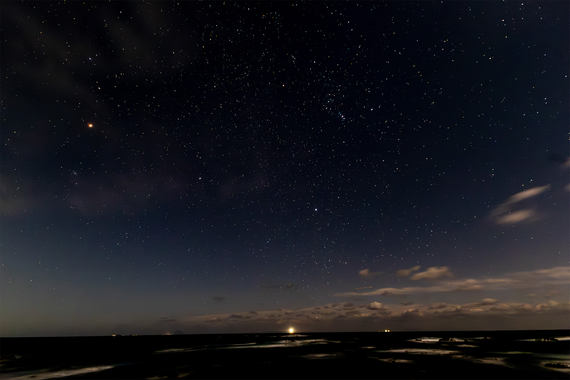 寒かったが星がよく見えたので撮影してみた。沖に見える光点は小島にある灯台の明かりだと思う