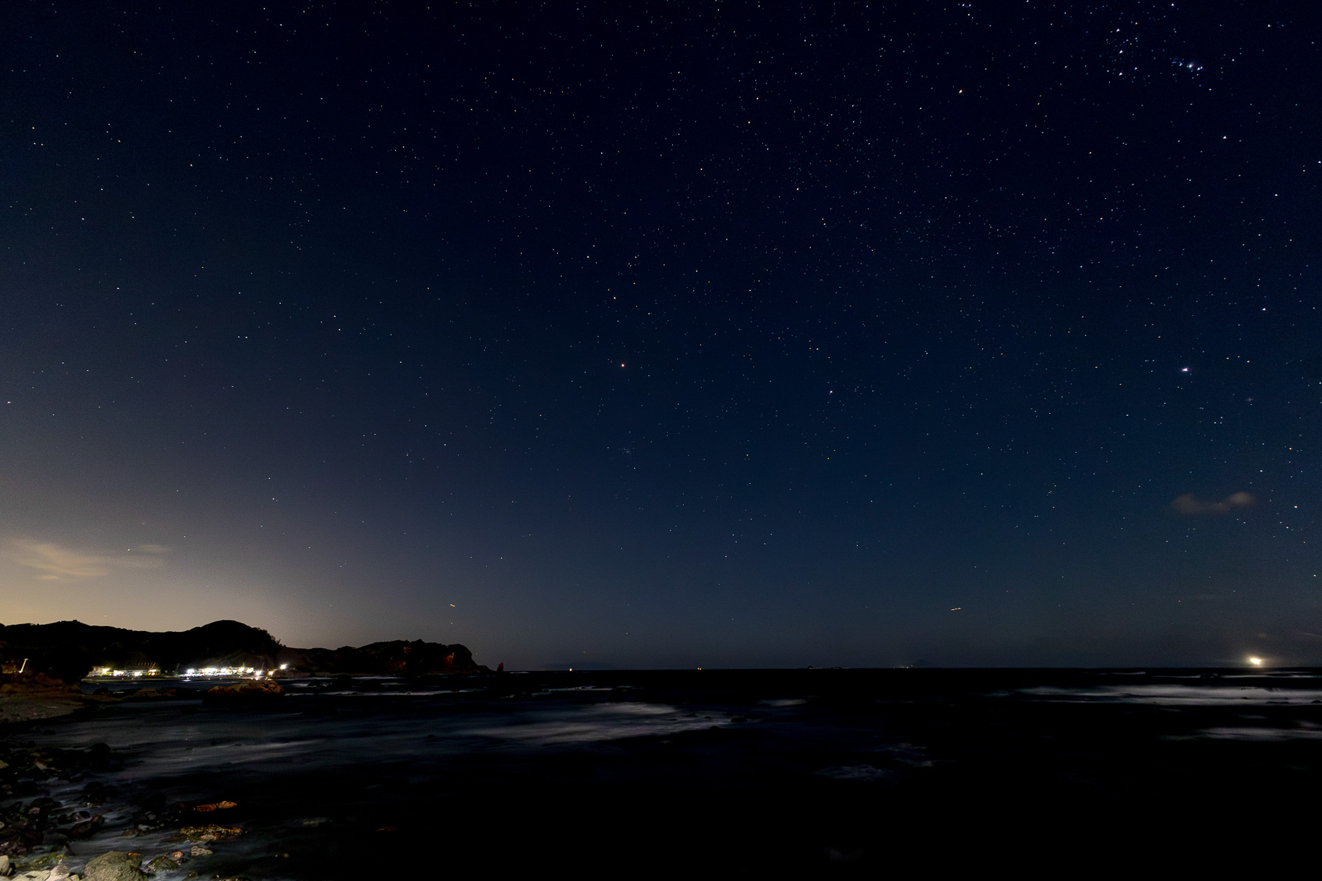 左手には下田の街の明かりが見える。下側に白く見えるのは白波