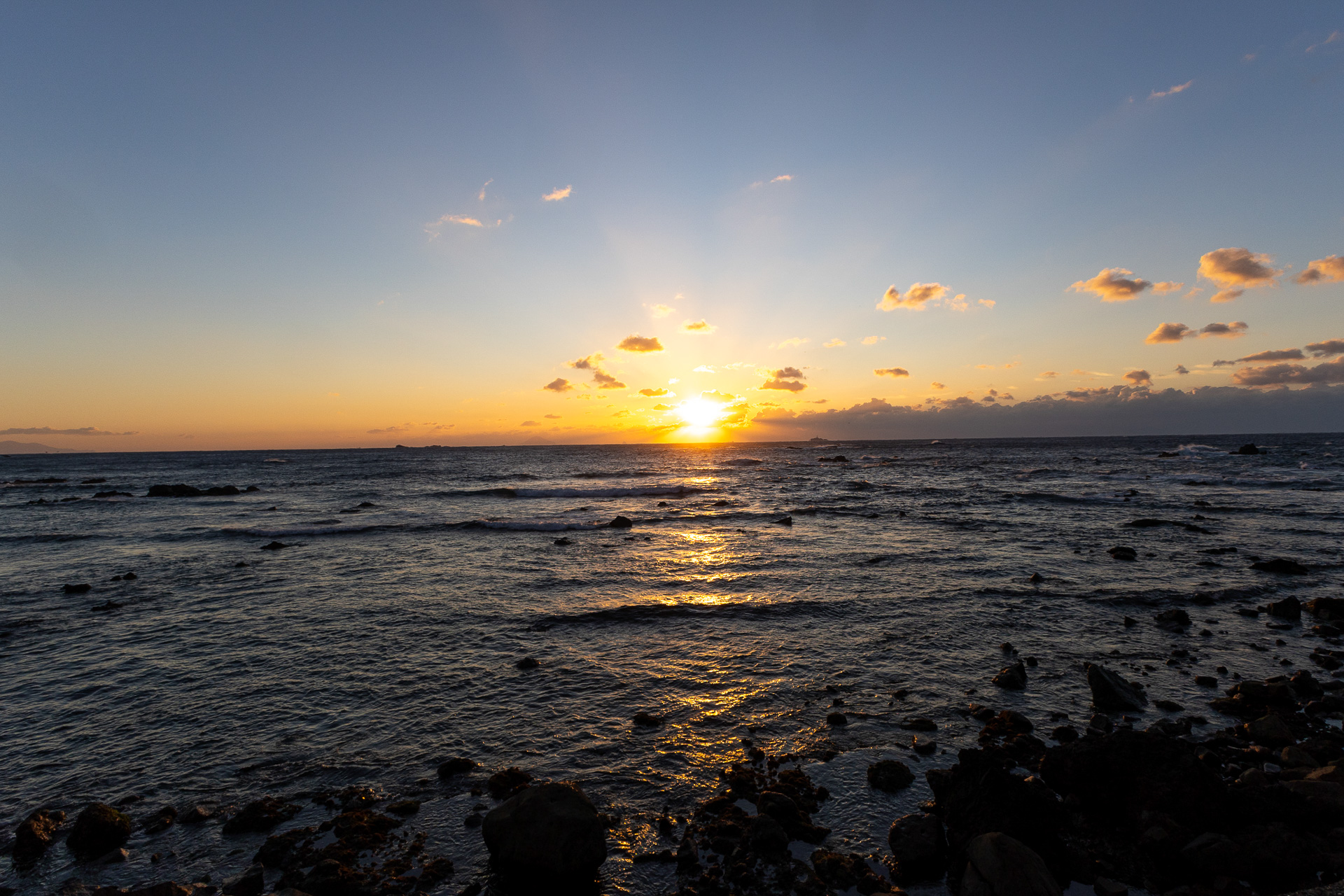 日の出。太陽はサイト正面の水平線から昇る。ここを利用したら日の出はぜひ見てもらいたい