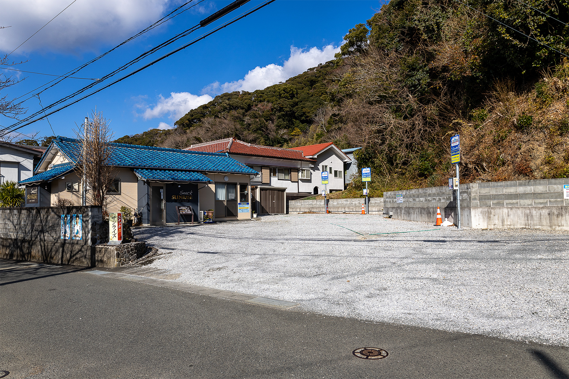 スナックの駐車場を利用するRVパークSmartいち番館。すべてのスペースに電源がある