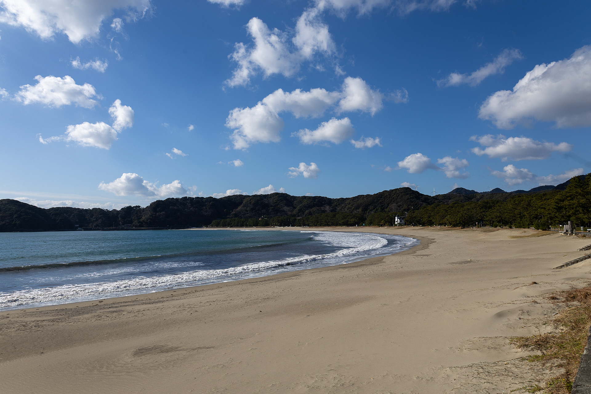 白い砂浜が特徴の弓ヶ浜。波が穏やかで遠浅とのこと。景色もきれいなところだ