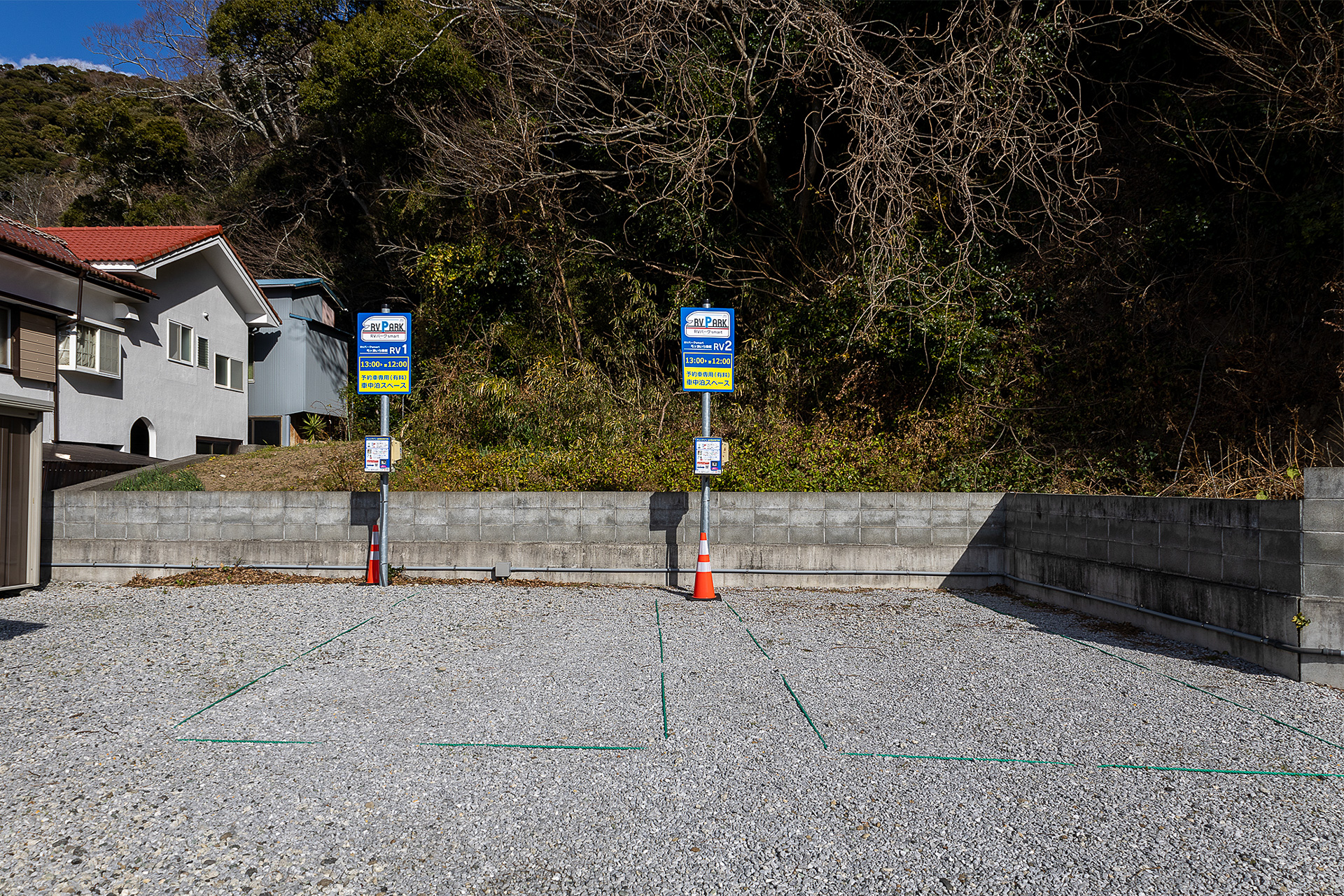 奥に2台並びのスペースがある。サイズはすべて一緒の6×3m