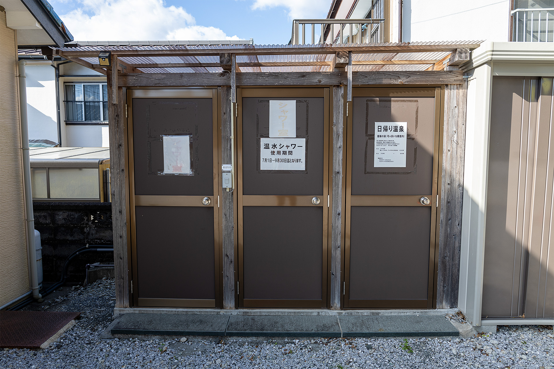 シャワーは有料で24時間利用可。トイレは店舗側にあってこちらも24時間利用可