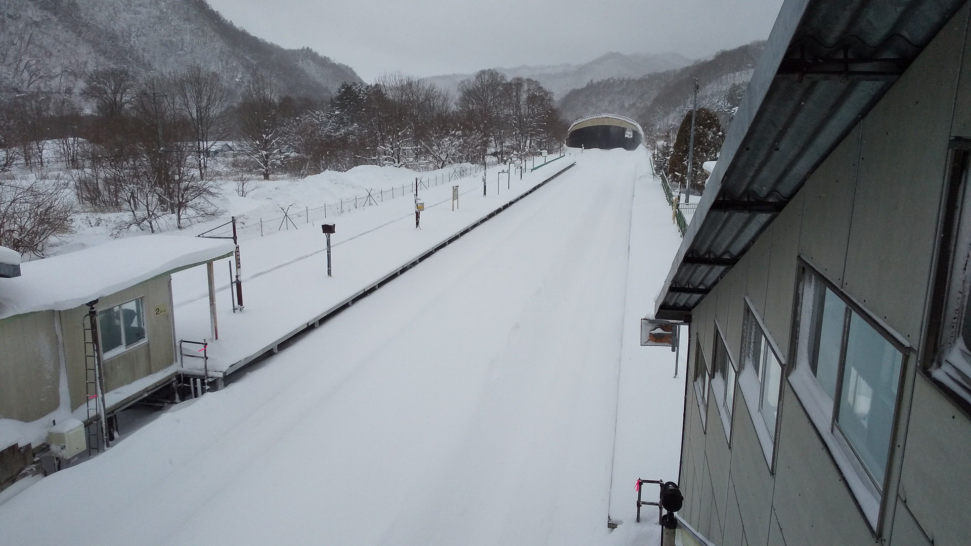 降雪で埋もれてしまった石勝線の滝ノ上駅（現在は廃駅）。こうなると、まず除雪車を入れなければどうにもならない
