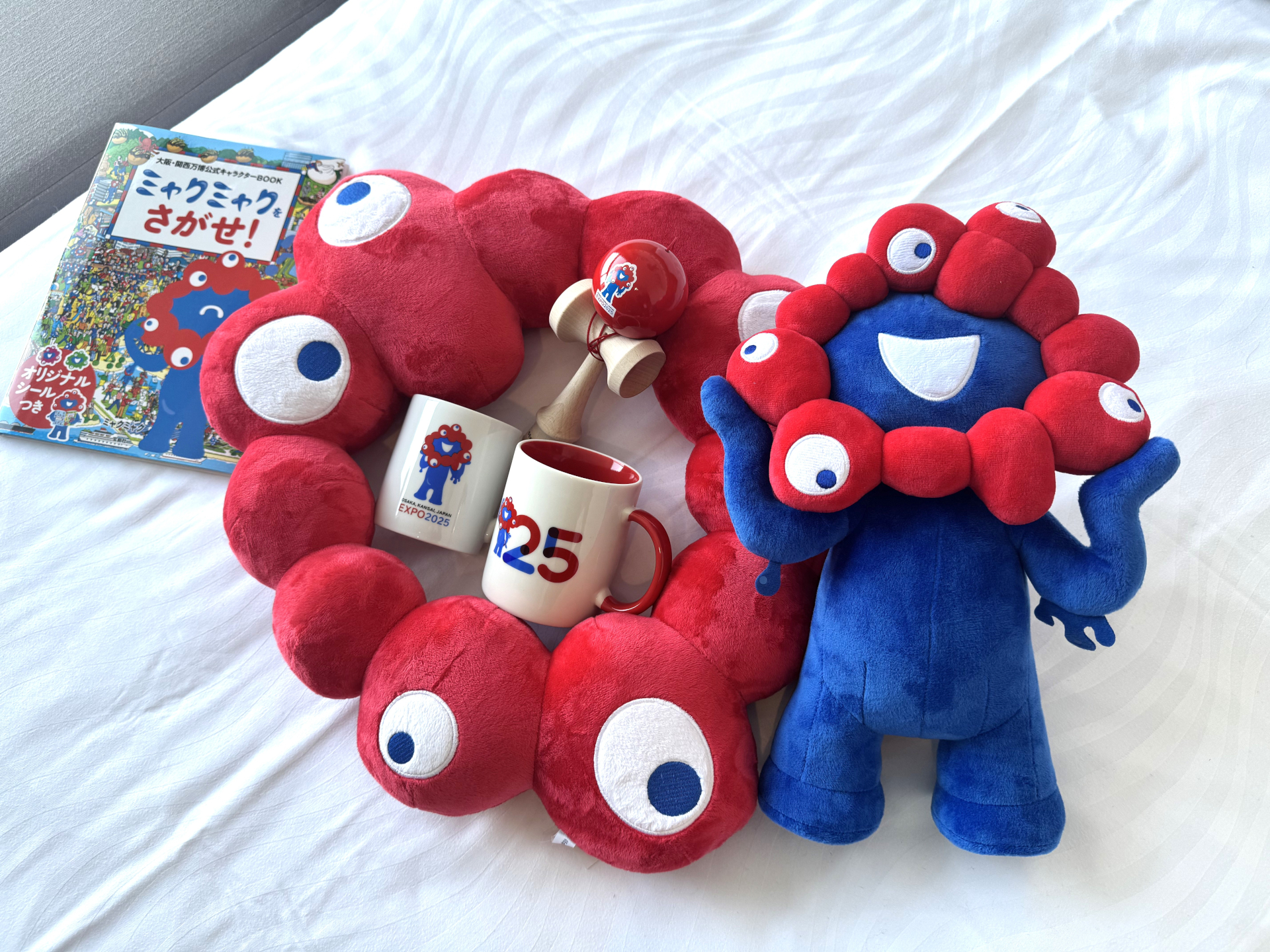 インテリアや備品にも公式「ミャクミャク」グッズを用意