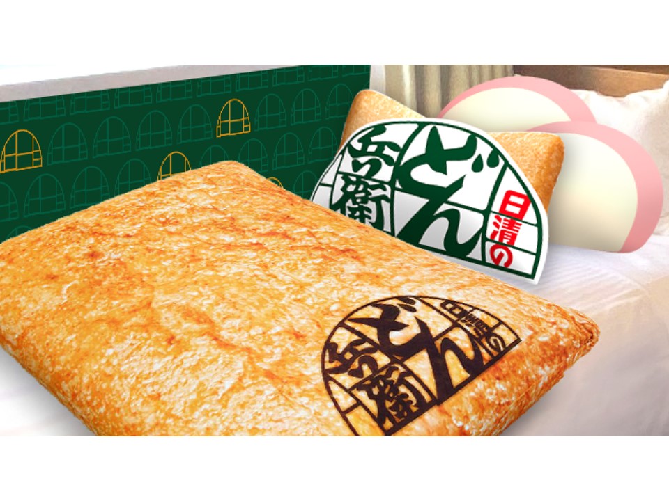 おあげやかまぼこをかたどったクッション