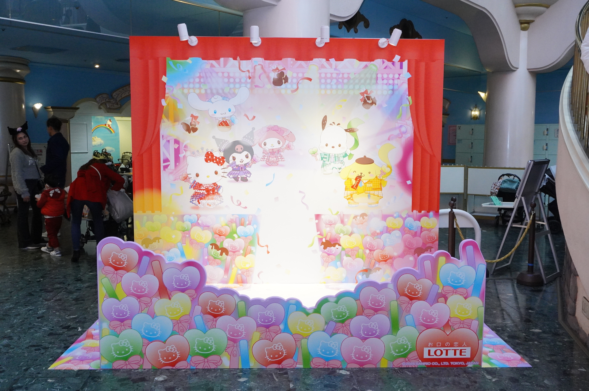「お口の恋人ロッテ」のチョコレートとコラボしたフォトスポットも登場。ステージに立っているような写真撮影が楽しめる